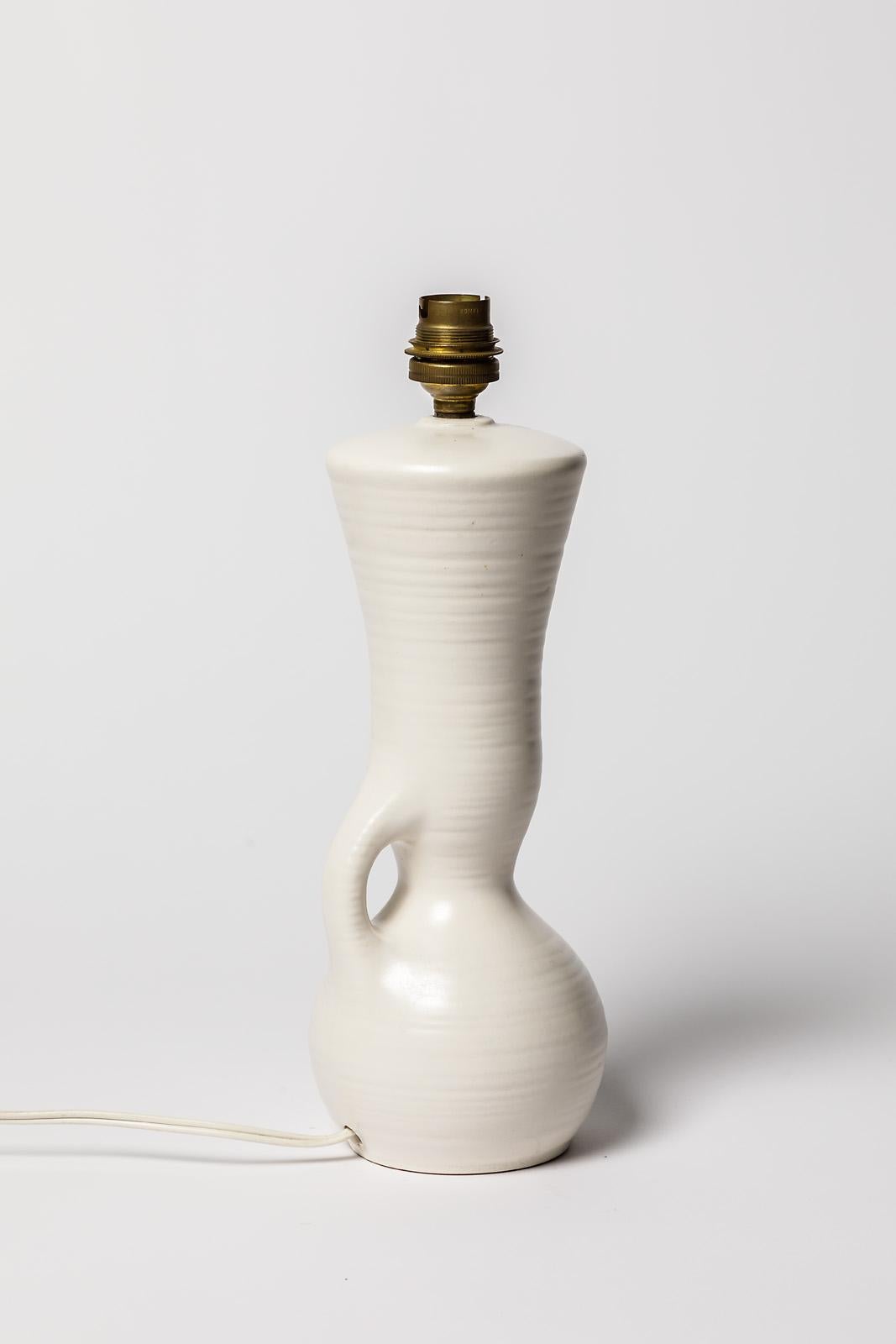 Mid-Century Modern Att. to Pol Chambost White Ceramic Table Lamp XXth Century Lighting Design For Sale