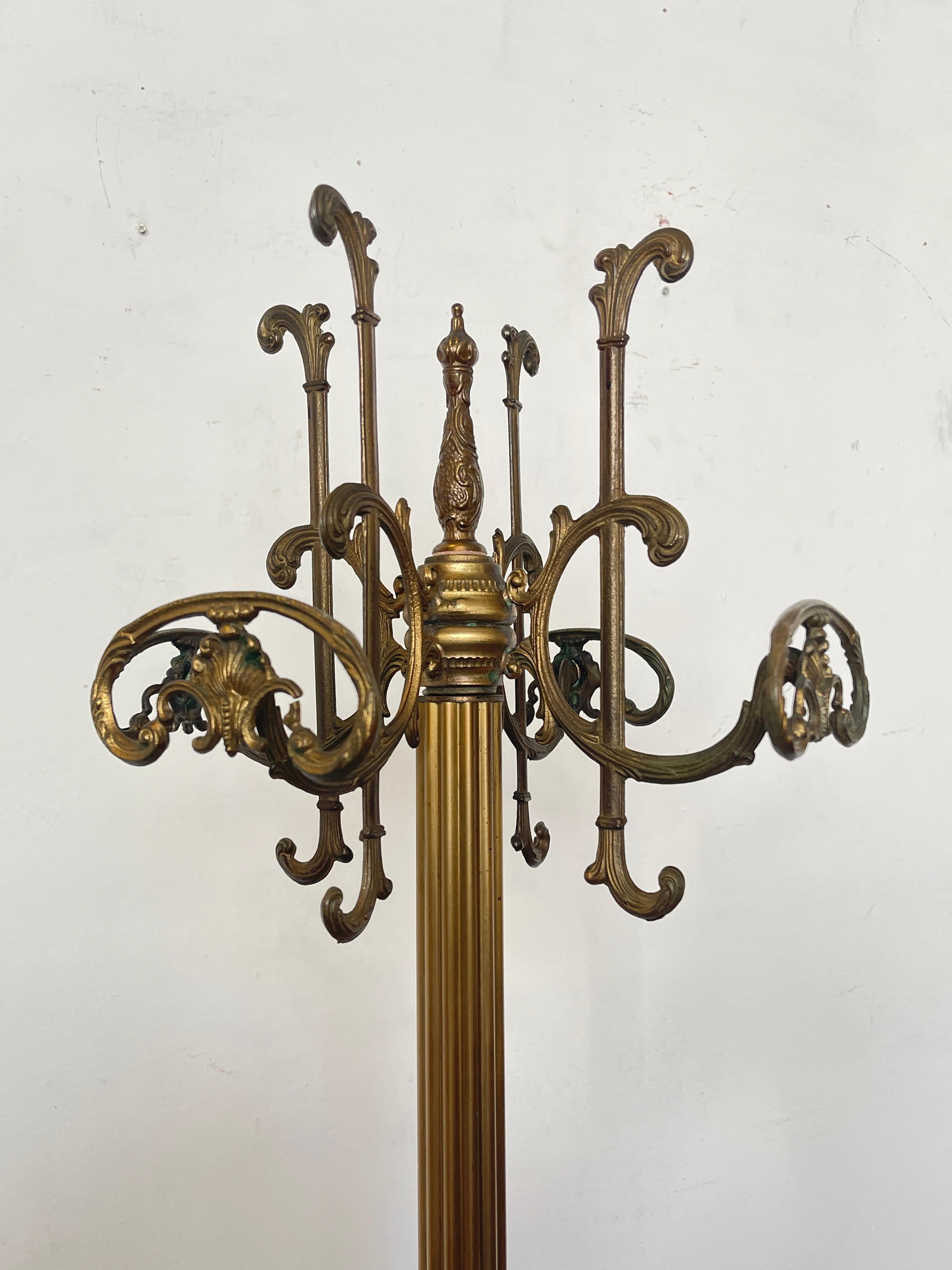 Porte-manteau élégant en laiton. Le design classique, avec des détails décoratifs sculptés et une structure stable, fait de cette pièce unique un objet parfait pour ceux qui recherchent une fusion harmonieuse de la fonctionnalité et de la beauté.