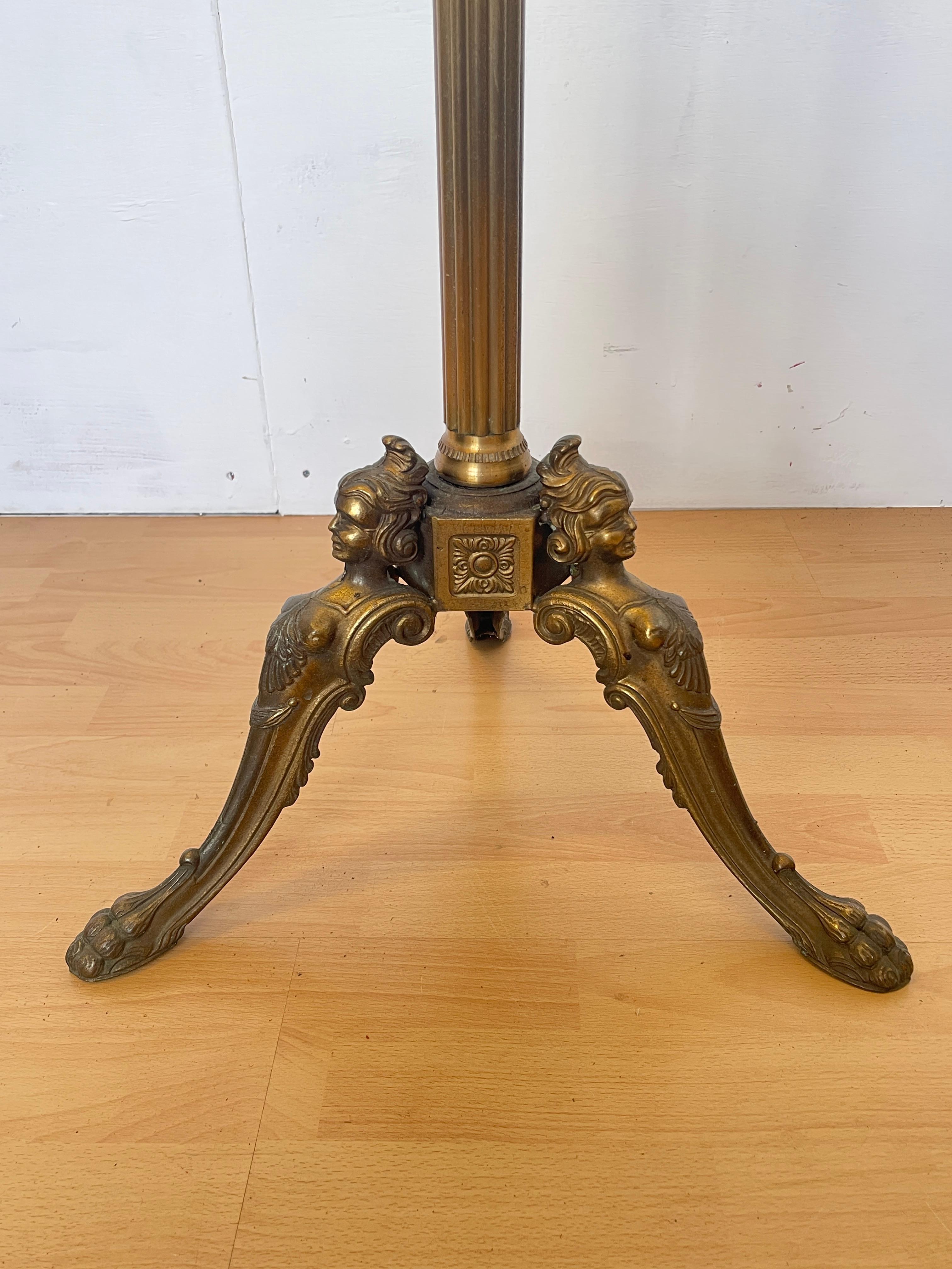 Néo-classique Porte-manteau en laiton antique - Elégance italienne classique en vente