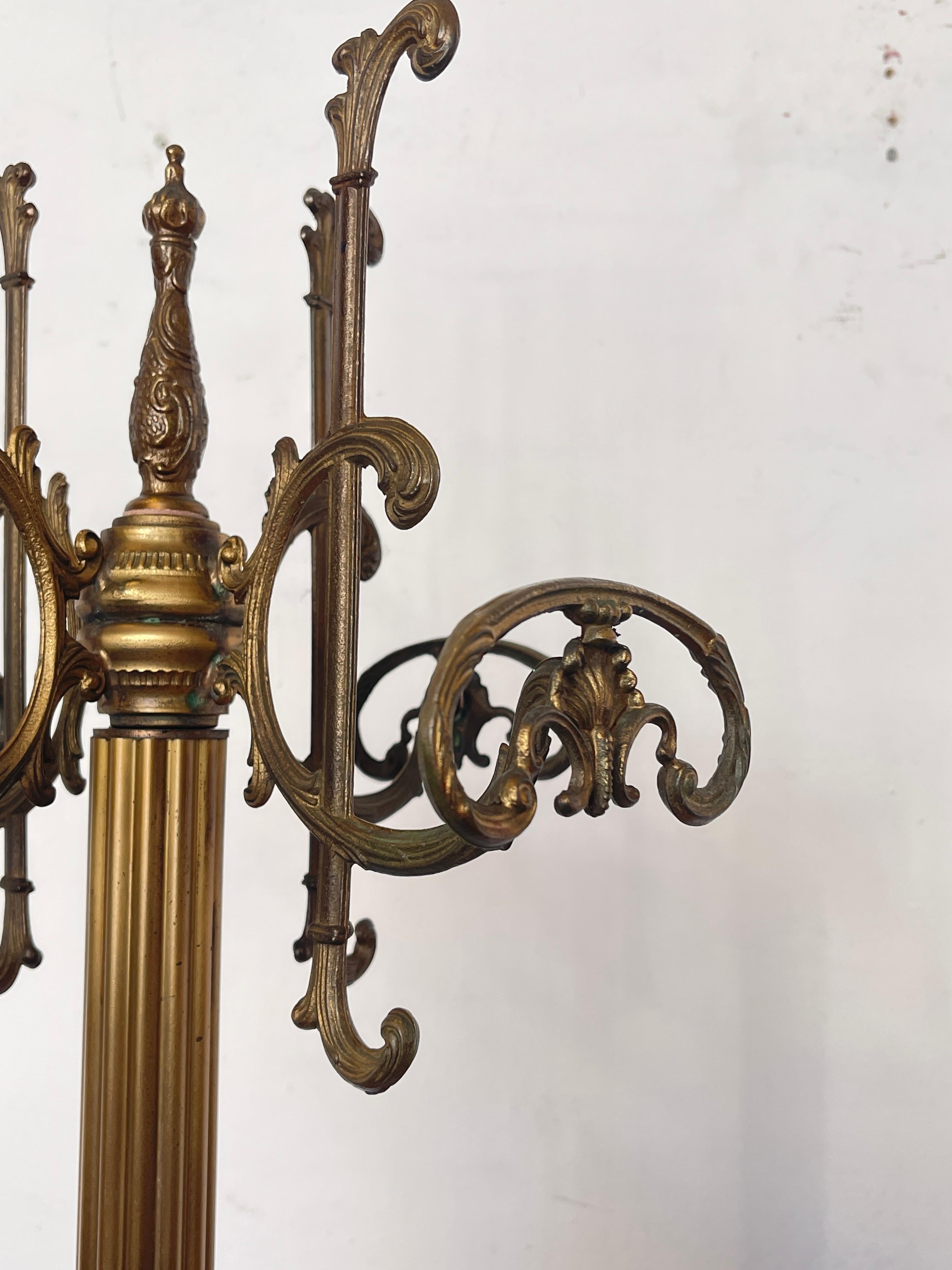 Fait main Porte-manteau en laiton antique - Elégance italienne classique en vente