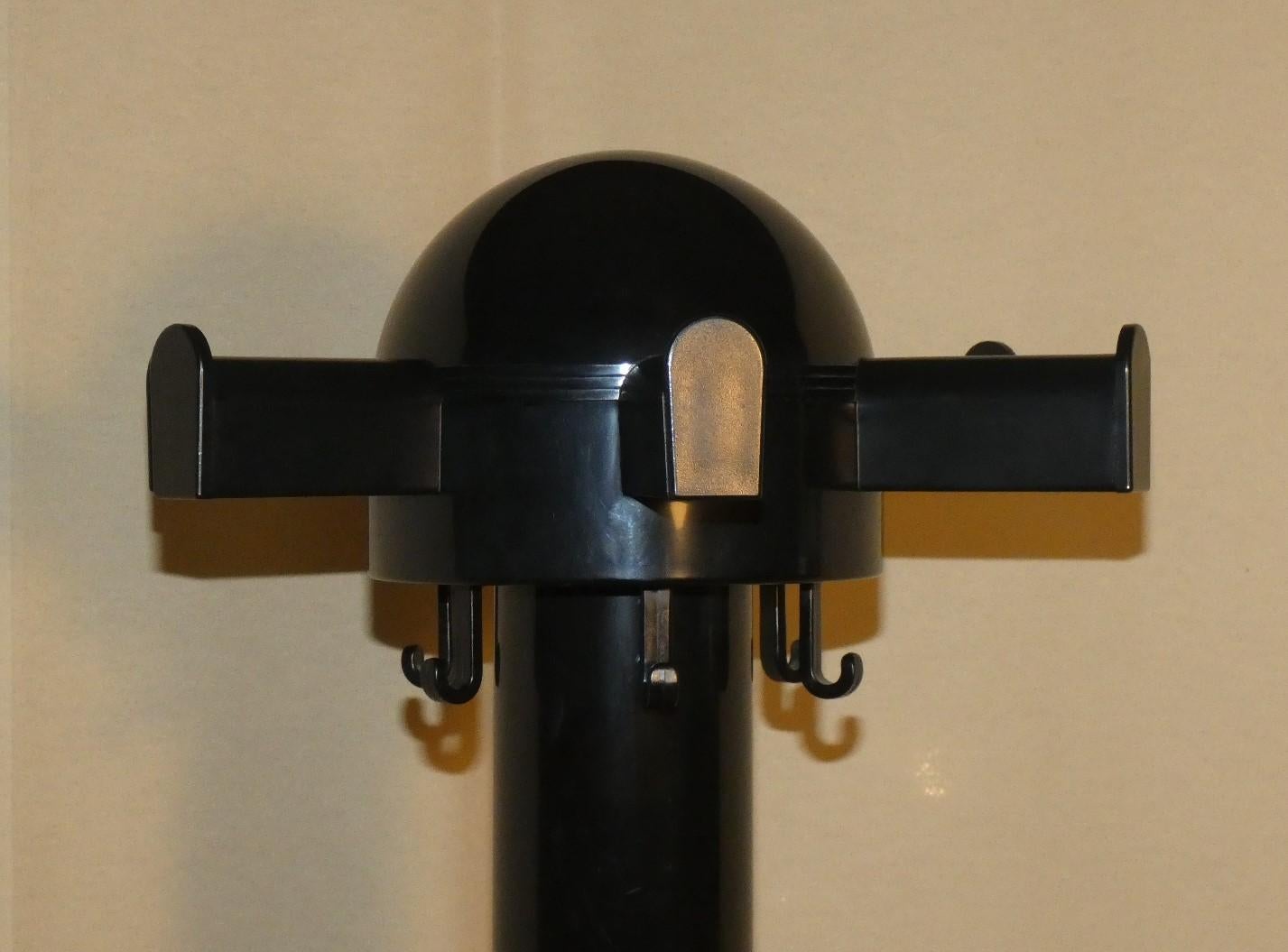 Appendiabiti Kartell di produzione anni '70.
Materiale PVC nero, smontabile ed in condizioni eccellenti.
