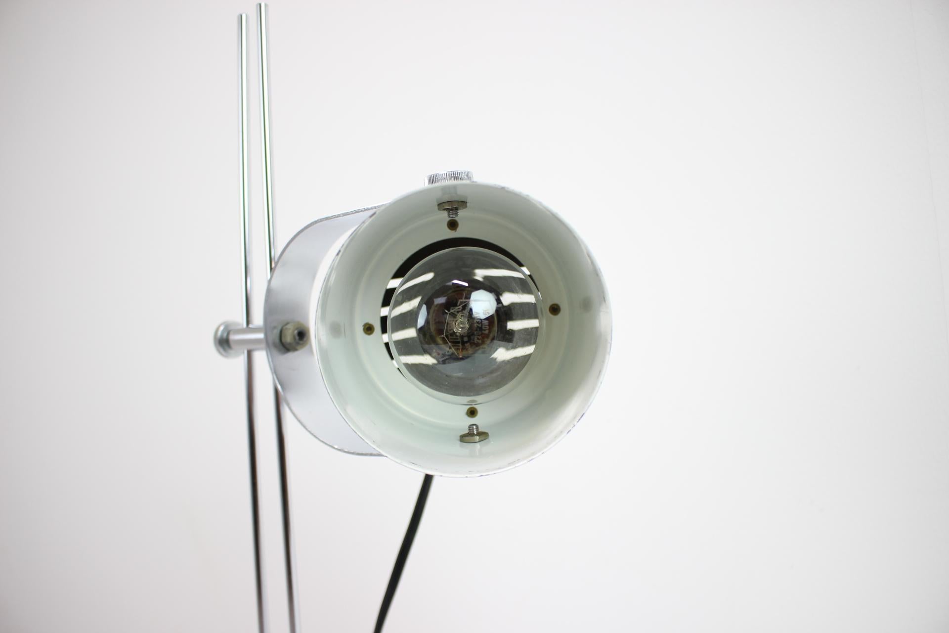 Attachable chrome table lamp designed by Stanislav Indra, manufactured by Combi Lux, in the 1970's, Czechoslovakia.
Made of chrome and metal.
Repolished, cleaned, shows some minor signs of use.
Fully functional.