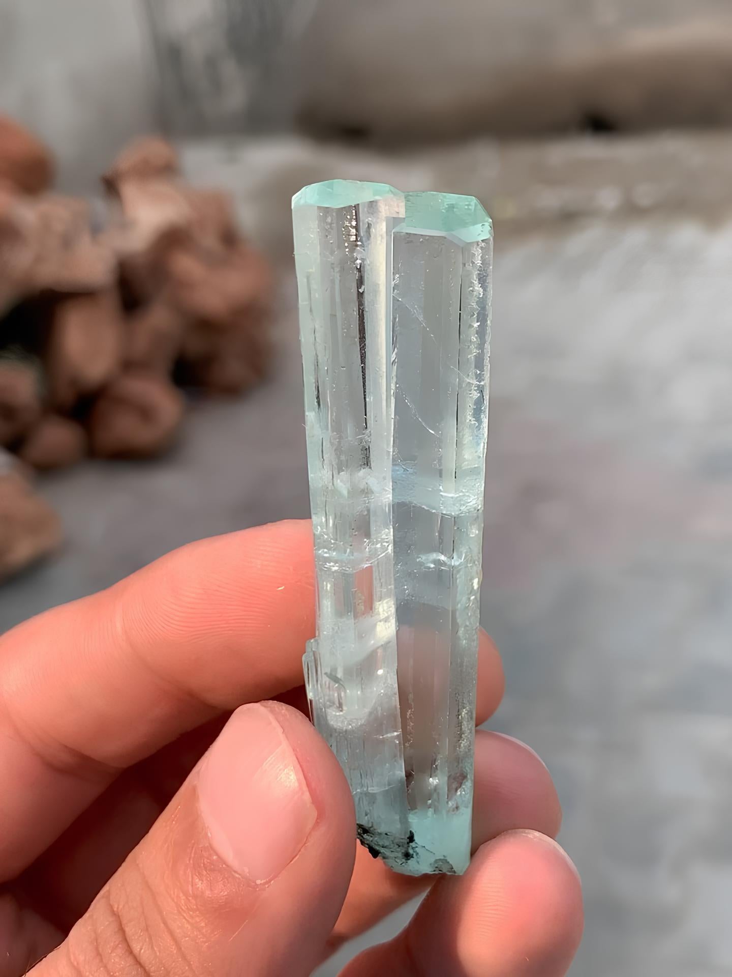 Vallée de Shigar, district de Skardu, Gilgit Baltistan, Pakistan 

Dim : H : 7,2 x L : 1,6 x P : 1,5 cm

Poids : 26 g

Type de spécimen : Joli couple de cristaux d'aigue-marine gemme. 

Traitement : Aucun 

Couleur : Bleu 




Cette paire de