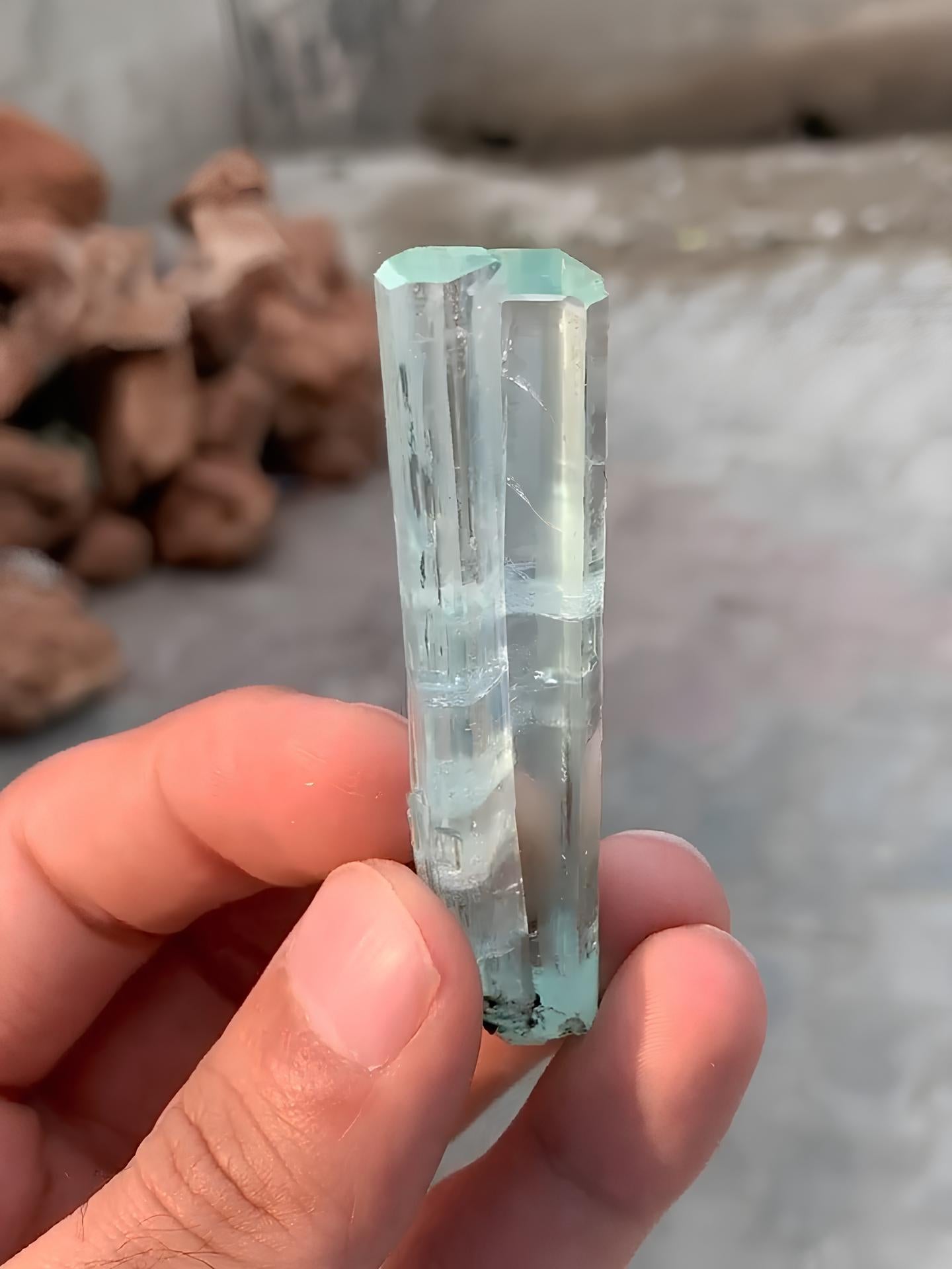 Non taillé Paire d'astronautes du Pakistan attachent une pierre précieuse et des cristaux d'aigue-marine bleue  en vente
