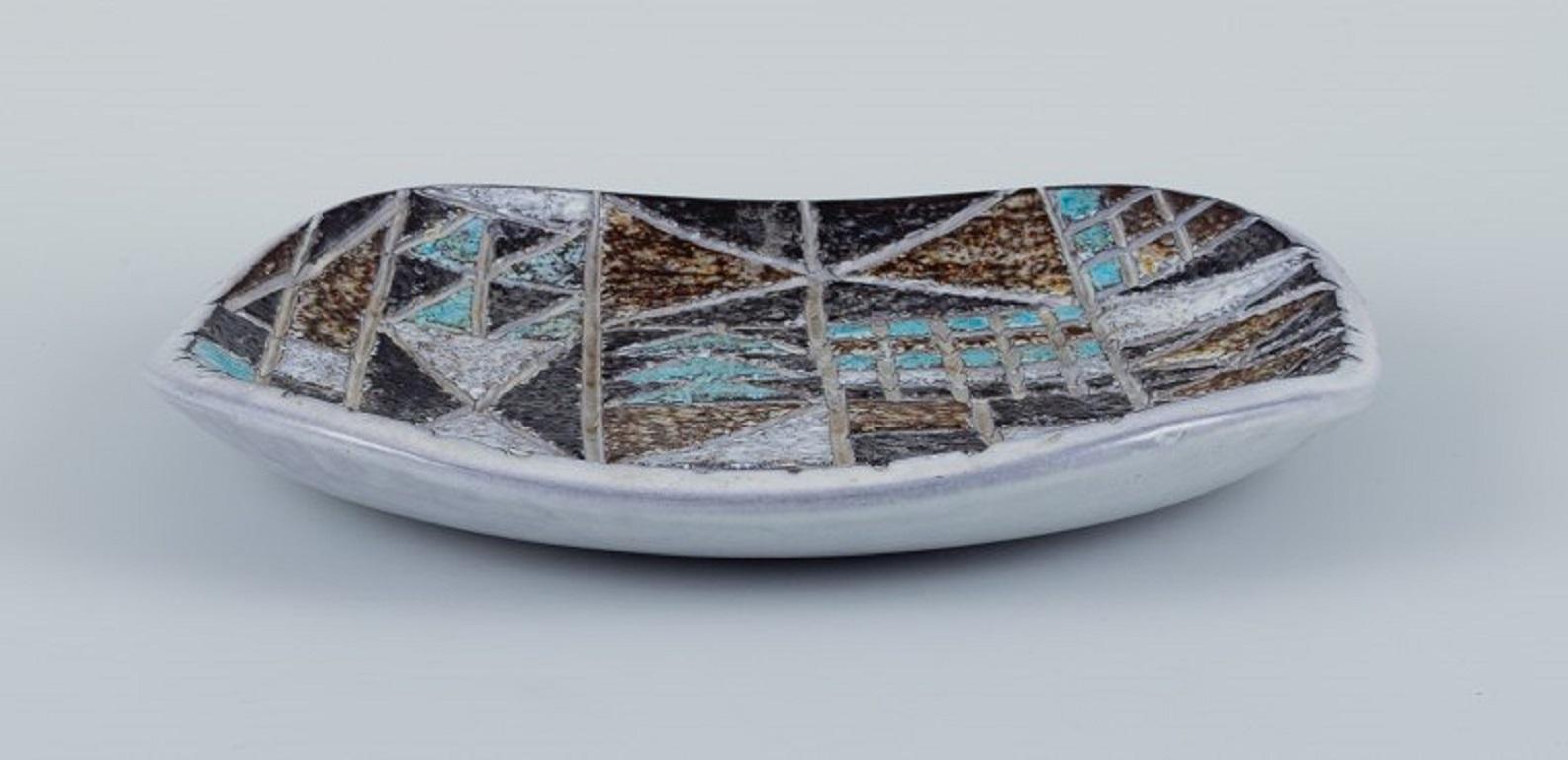 Smaltato Atterberg per Upsala Ekeby, piatto in ceramica dipinto a mano con campi geometrici in vendita