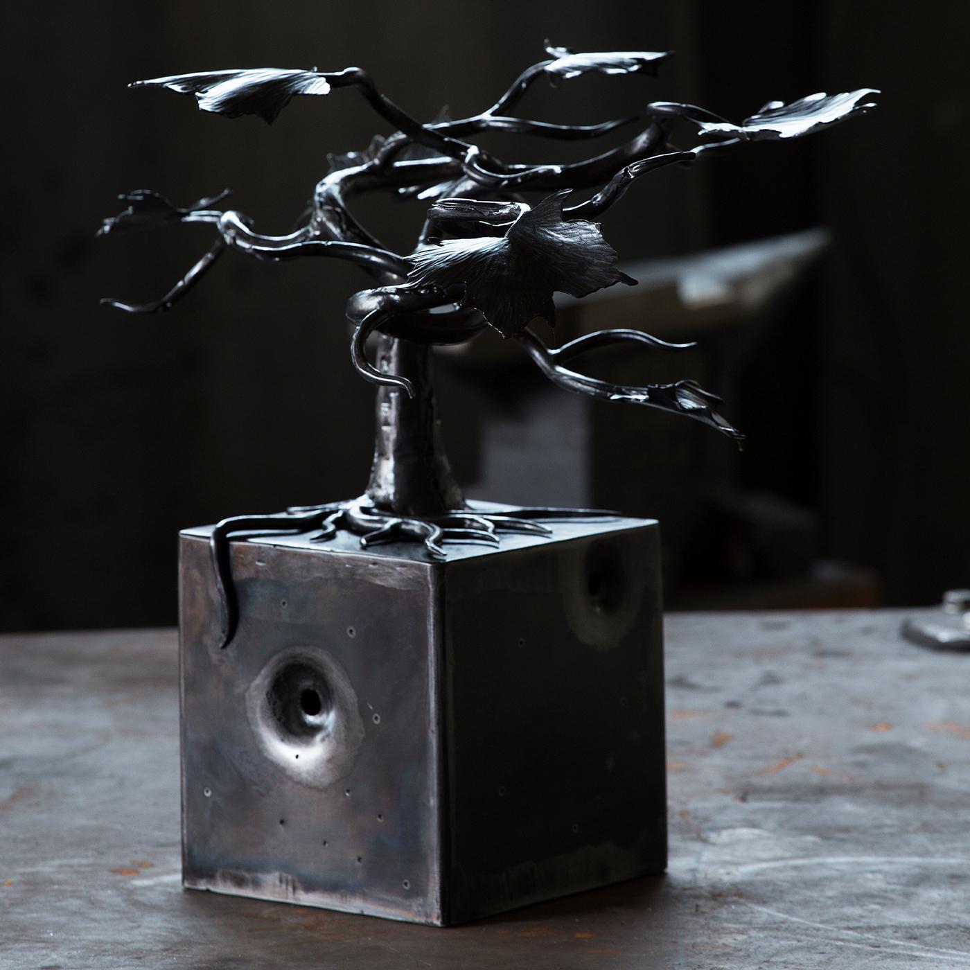 This refined work of art depicts a maple bonsai, handcrafted of steel and featuring a carved log that reminds of oneiric landscapes. Exuding calmness and rapture, the piece was exhibited at the 24th International Art Show of Innsbruck in 2020.