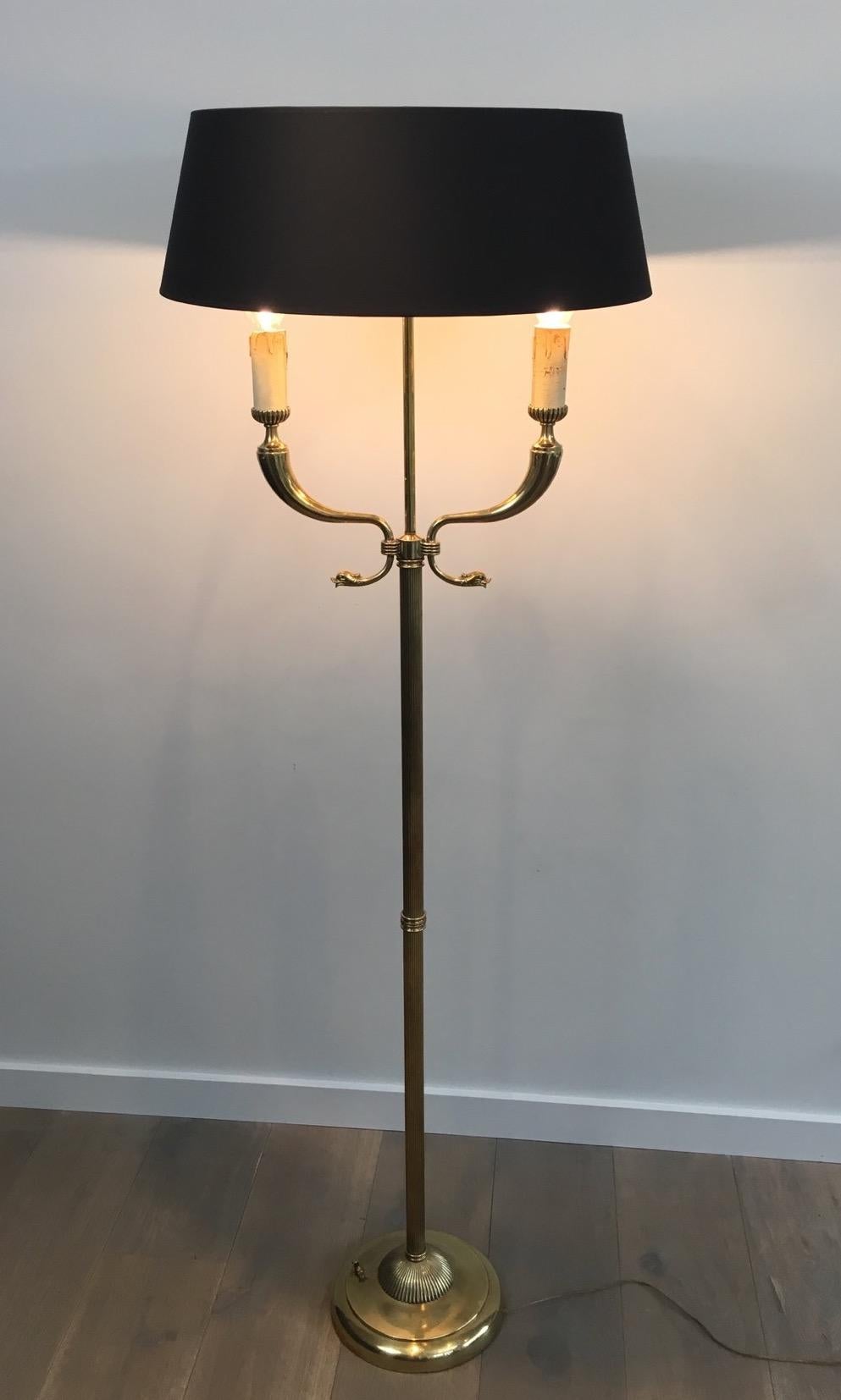 Ce très élégant lampadaire néoclassique à têtes de dauphin est fabriqué en laiton. Il s'agit d'une œuvre française, attribuée à la célèbre Maison Maison Jansen, circa 1960.