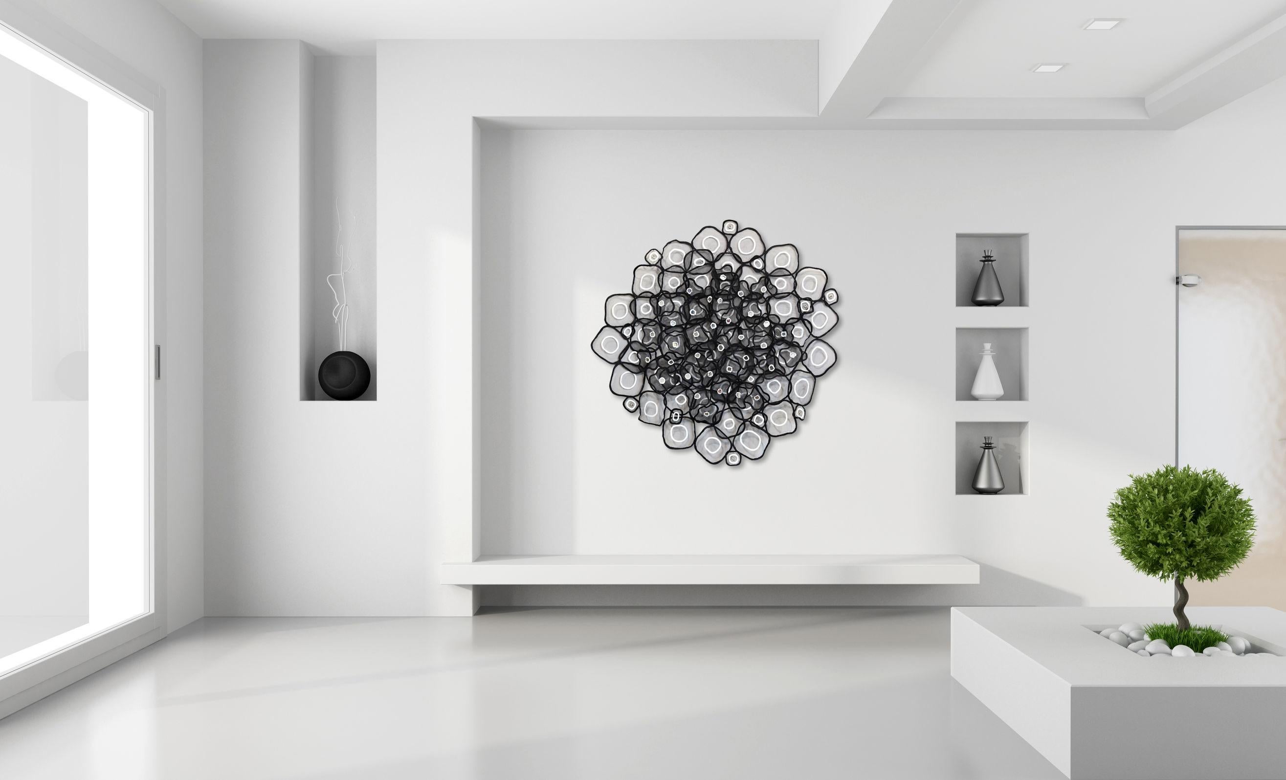 Aeris Tarim – Noir  Große schwarz-weiße Original-Dreidimensionale Wandkunst – Sculpture von Atticus Adams