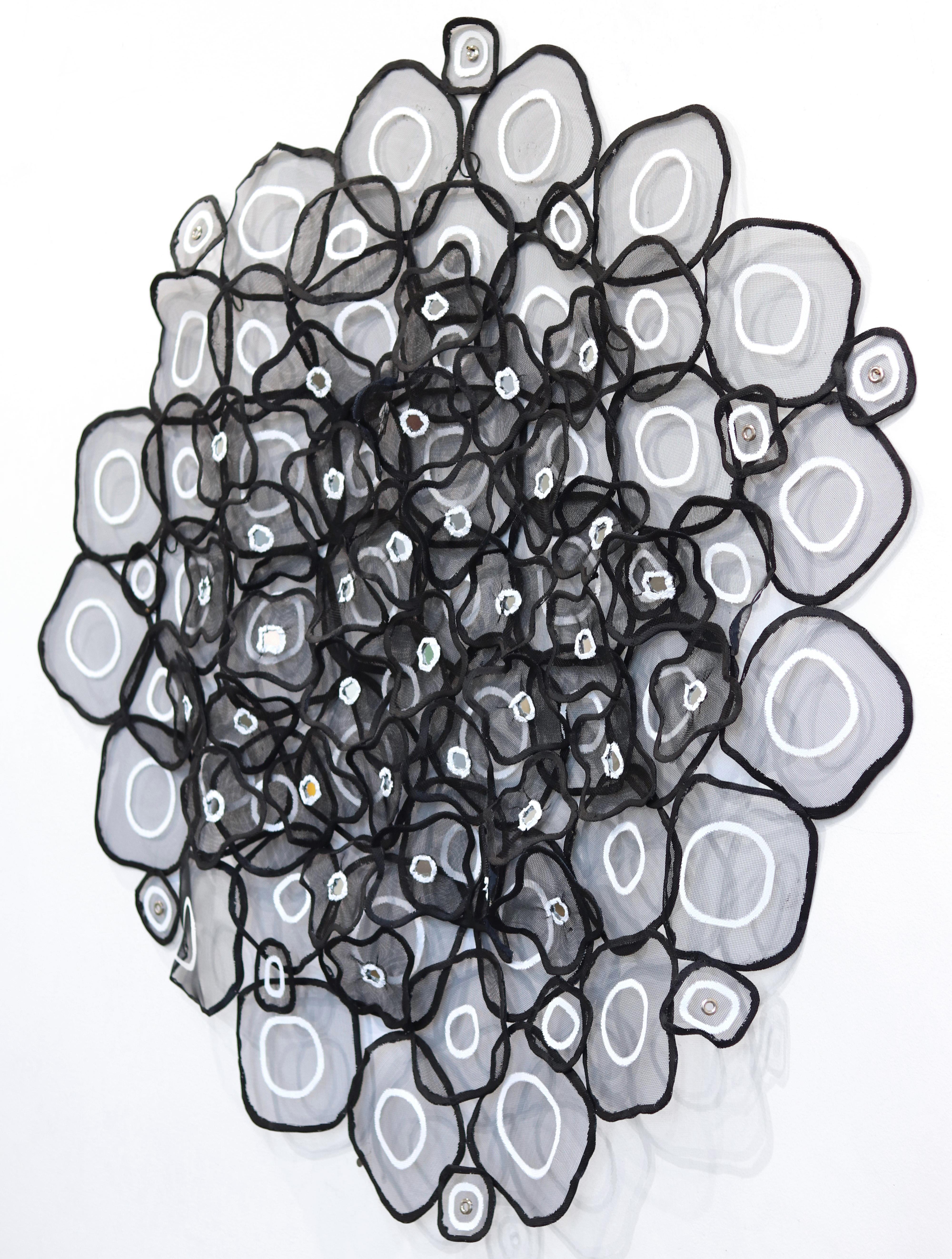 Aeris Tarim Noire - Gran Arte de Pared Tridimensional Original en Blanco y Negro - Abstract Sculpture Gris de Atticus Adams