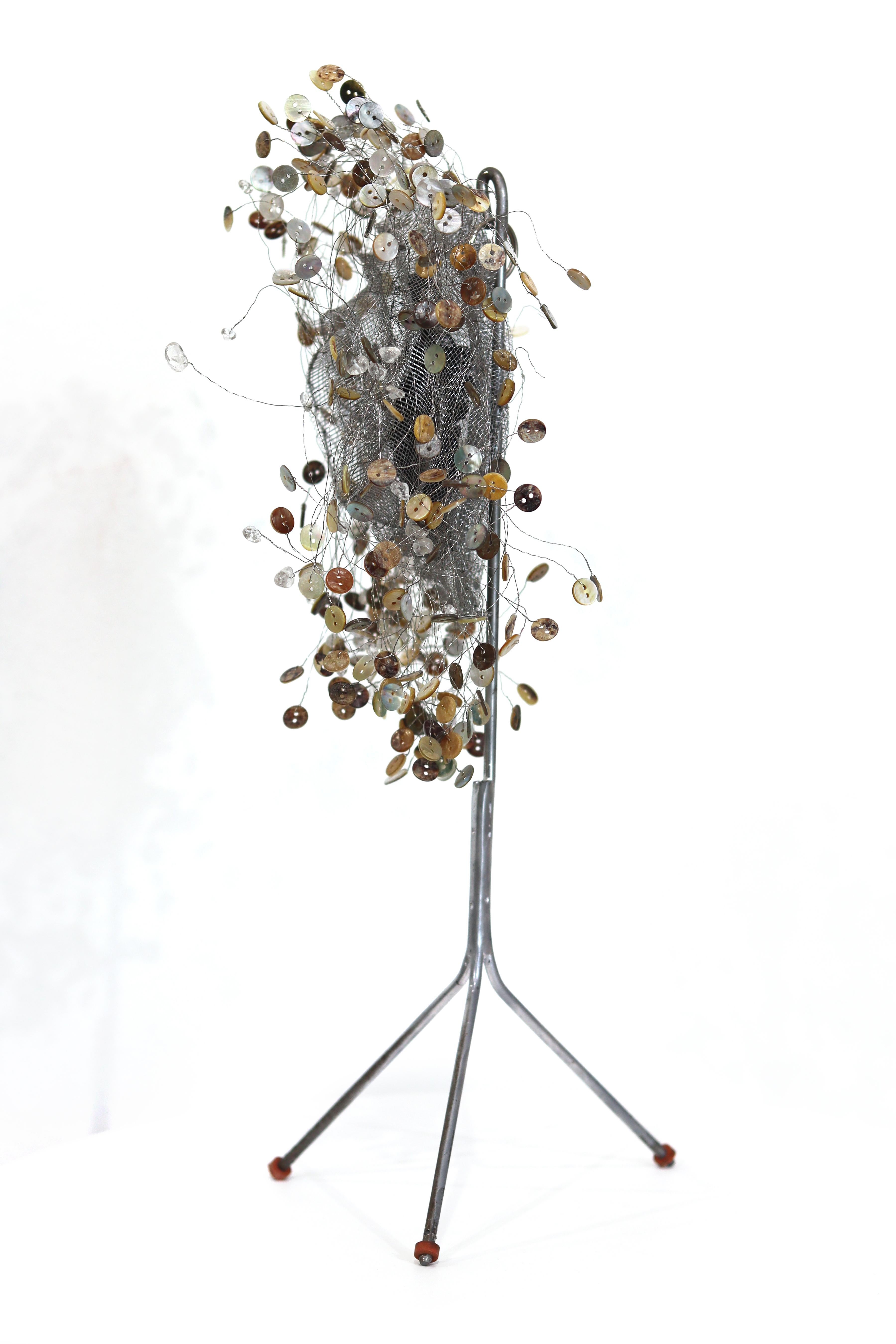 Relicario de botones - Escultura contemporánea abstracta de técnica mixta para escritorio o mesa - Abstract Sculpture Gris de Atticus Adams