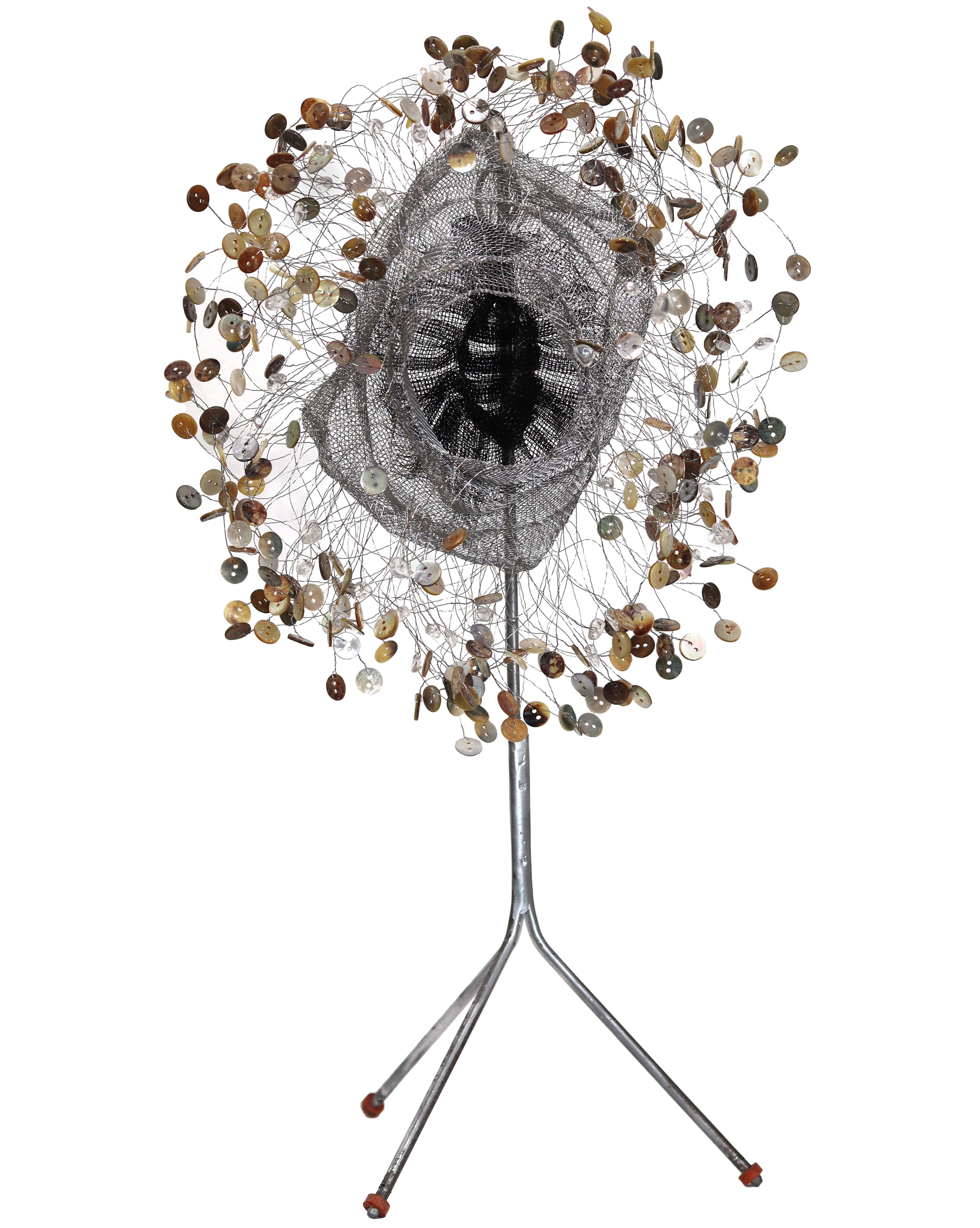 Abstract Sculpture de Atticus Adams - Relicario de botones - Escultura contemporánea abstracta de técnica mixta para escritorio o mesa