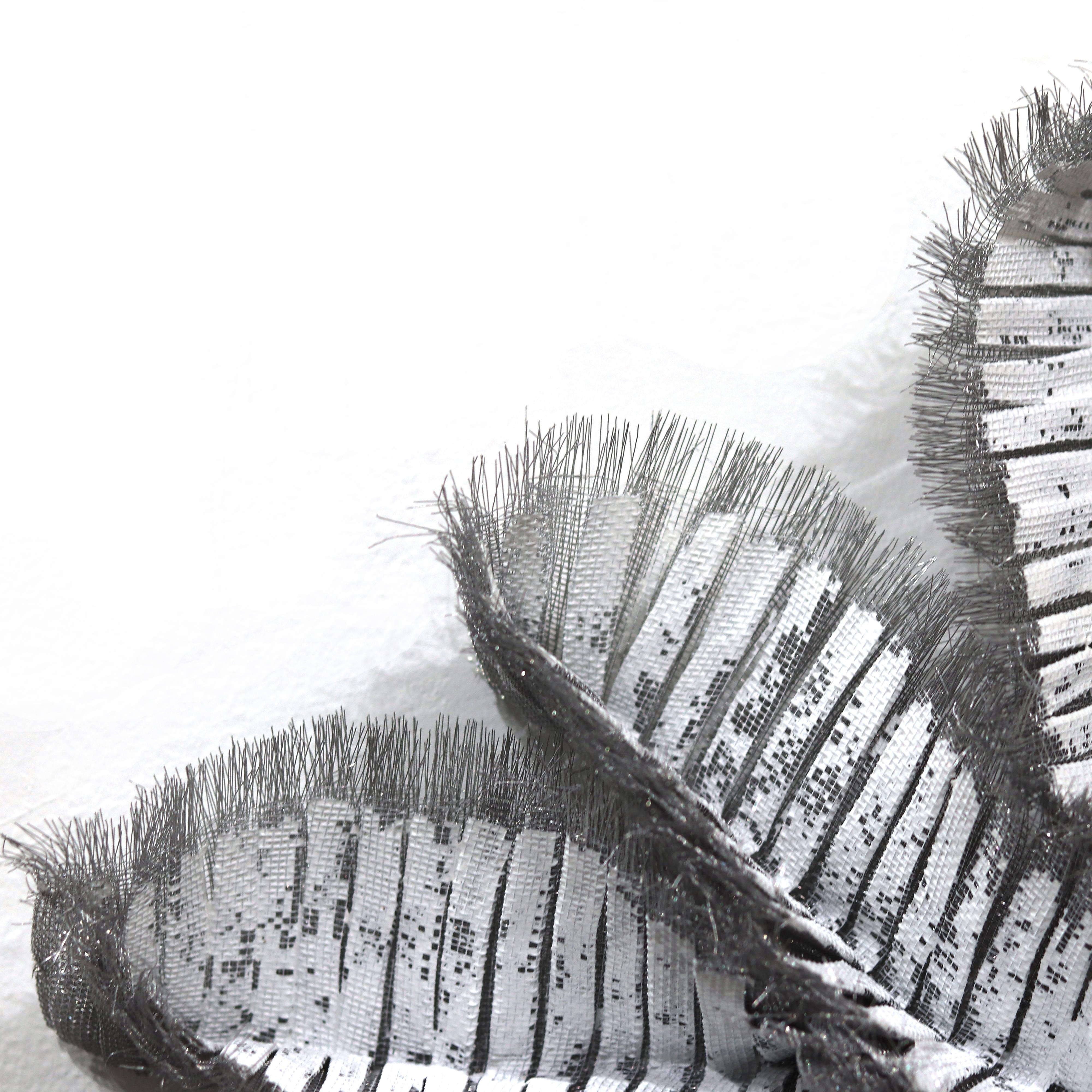 Chenile Totem - Silber Dreidimensionales, leichtes, schweres Metall-Wandkunstwerk (Zeitgenössisch), Sculpture, von Atticus Adams