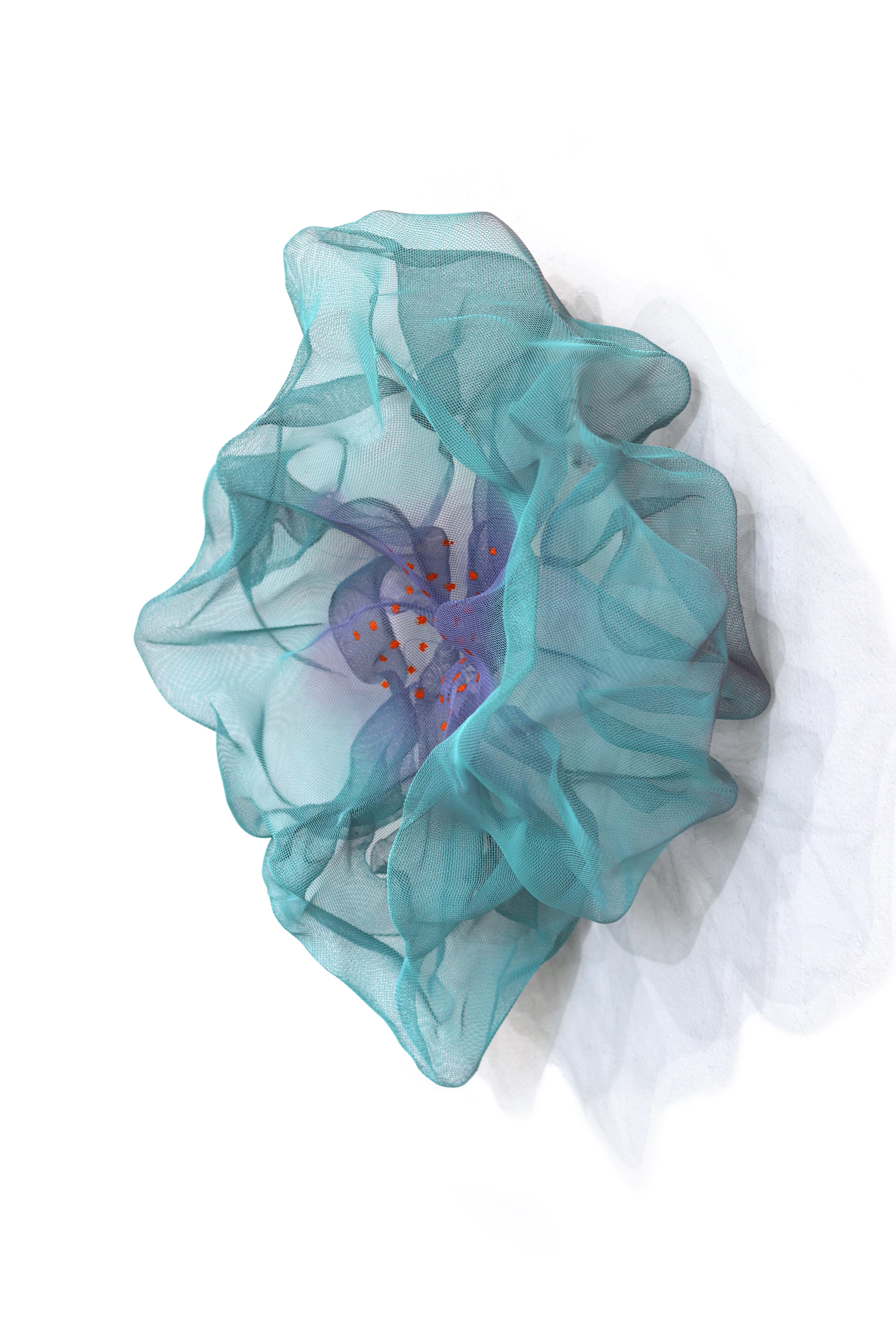 Cotton Candy Cumulus Sugar Plum II - Obra de Arte Tridimensional Original para Pared - Abstract Sculpture Azul de Atticus Adams