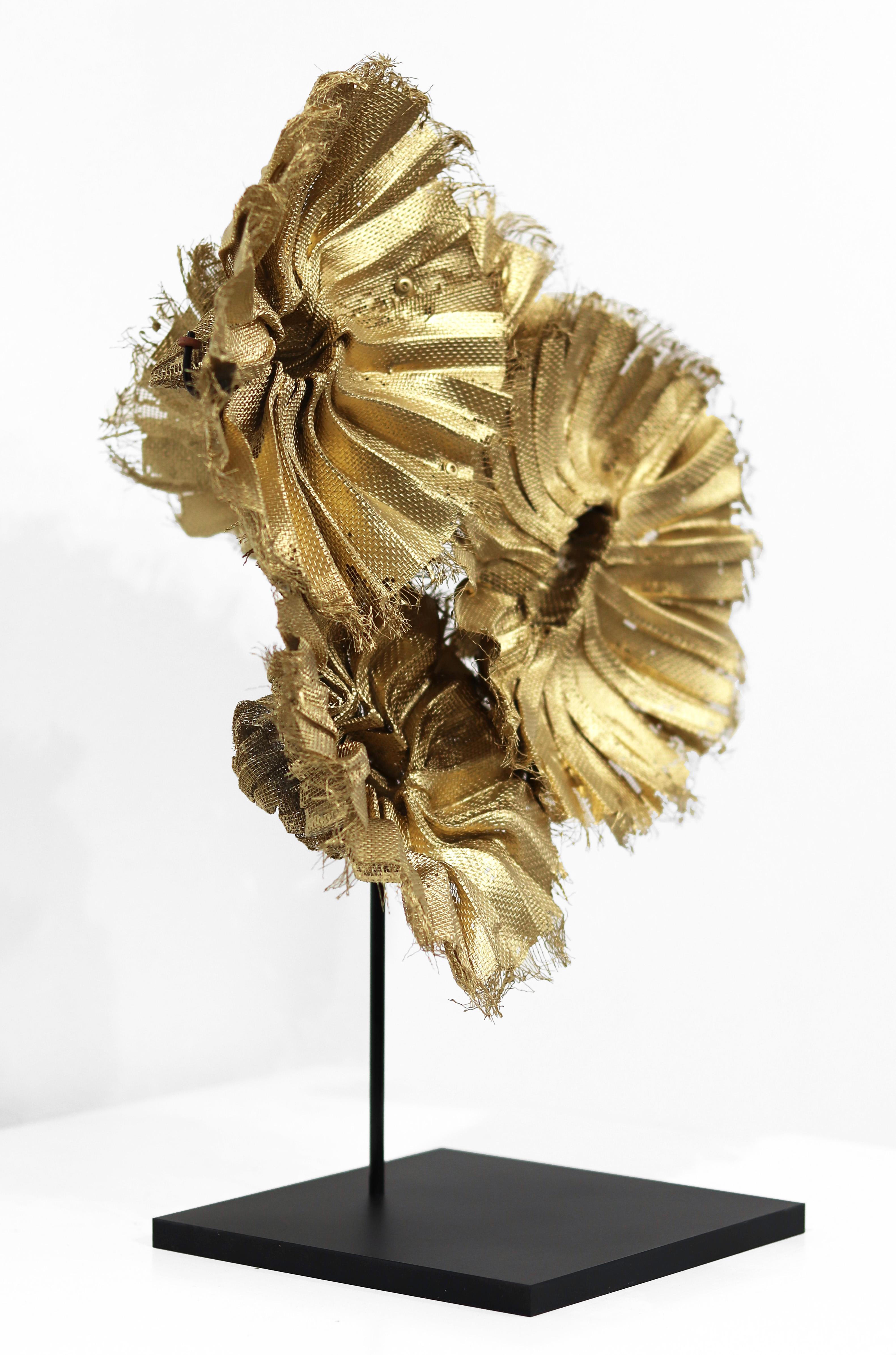 Goldener Blumenbaum - Original leichte Metallskulptur aus Metall im Angebot 1