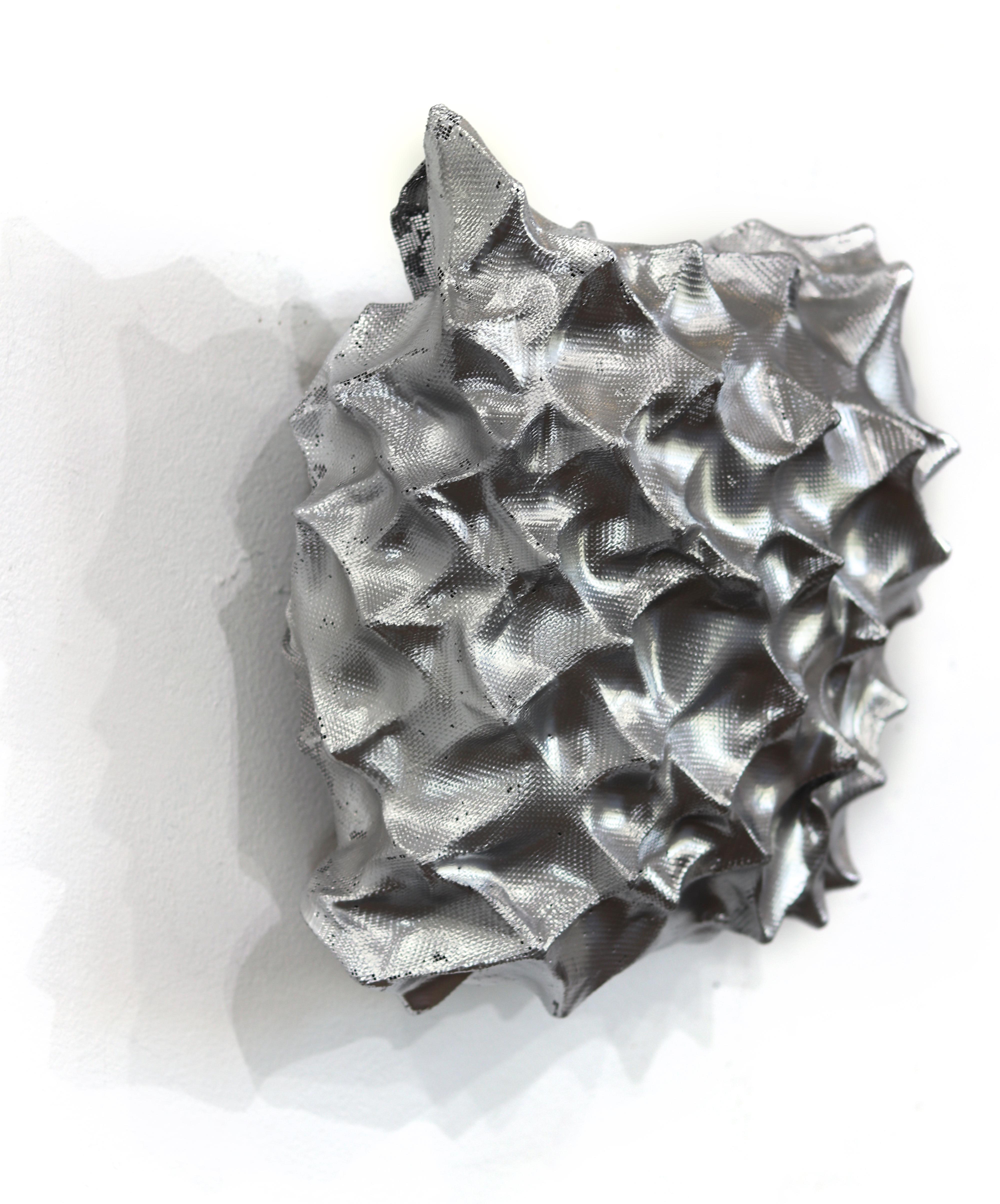 Die organisch komponierten, modernen Metallskulpturen von Atticus Adams verkörpern die transformative Kraft der Kunst und veranschaulichen die Schaffung von Schönheit, Bedeutung und emotionaler Wirkung aus industriellen Materialien. Er verwendet