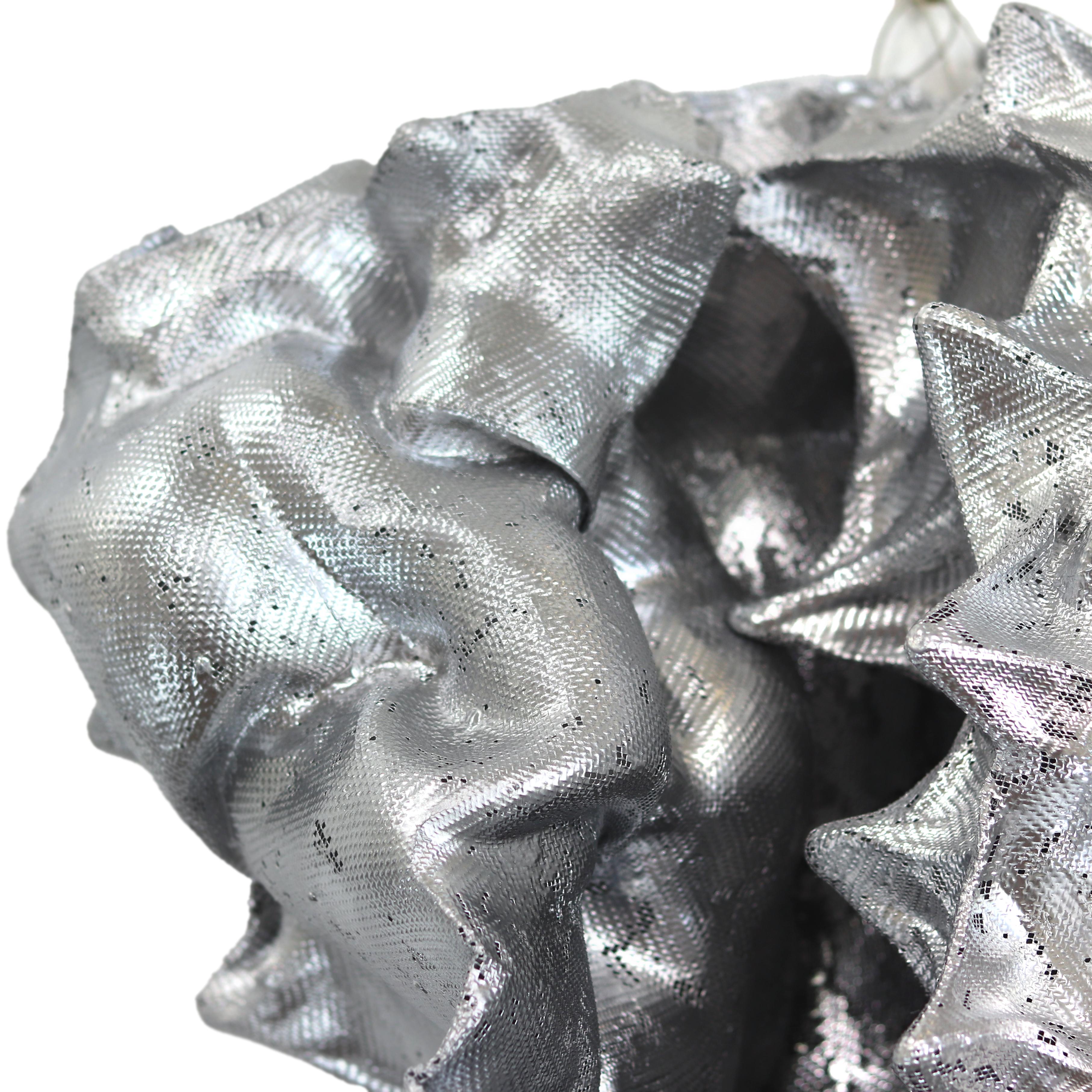 Silver Sea Foam - Zeitgenössisches abstraktes metallisches dreidimensionales Wandkunstwerk (Silber), Abstract Sculpture, von Atticus Adams