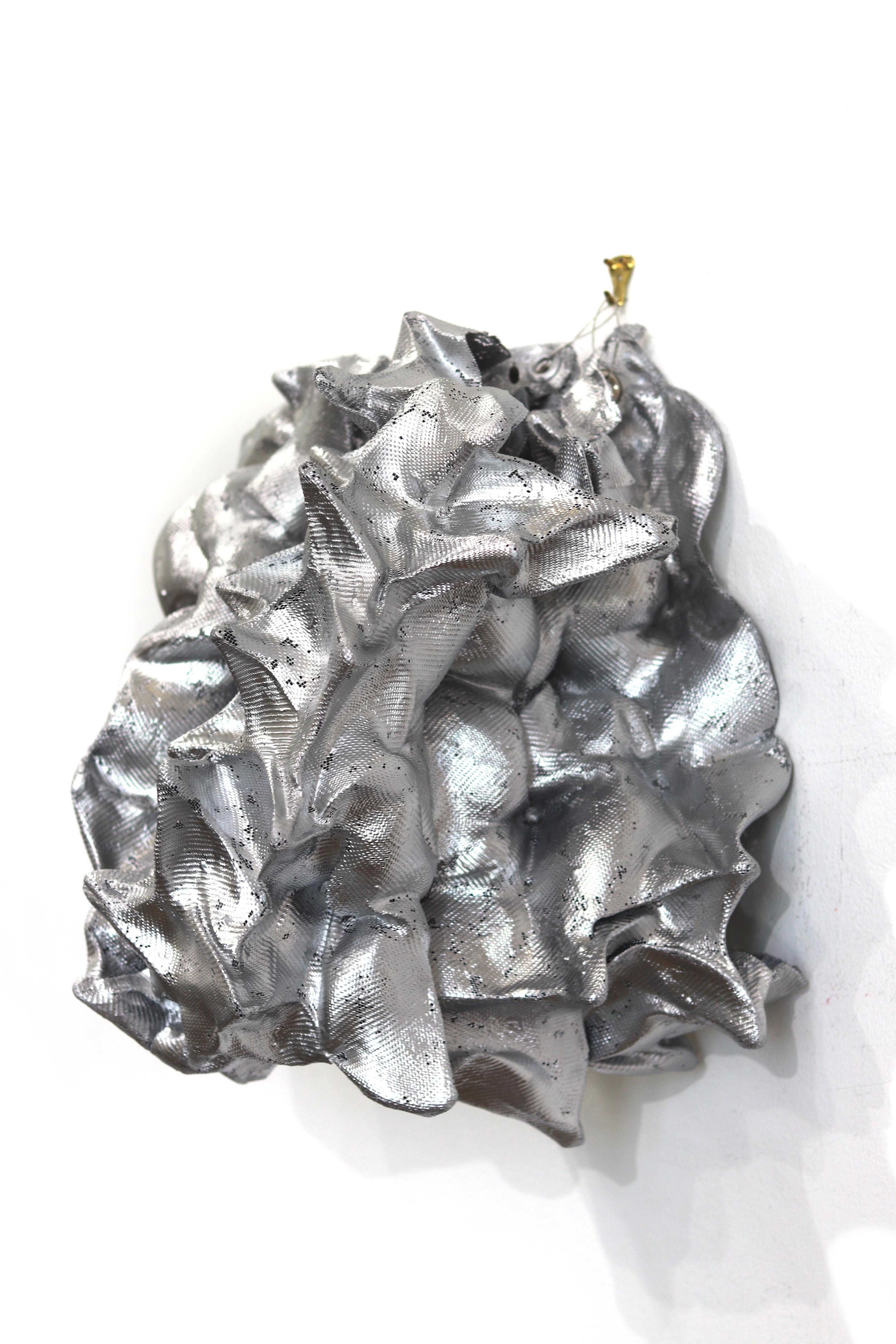 Die organisch komponierten, modernen Metallskulpturen von Atticus Adams verkörpern die transformative Kraft der Kunst und veranschaulichen die Schaffung von Schönheit, Bedeutung und emotionaler Wirkung aus industriellen Materialien. Er verwendet