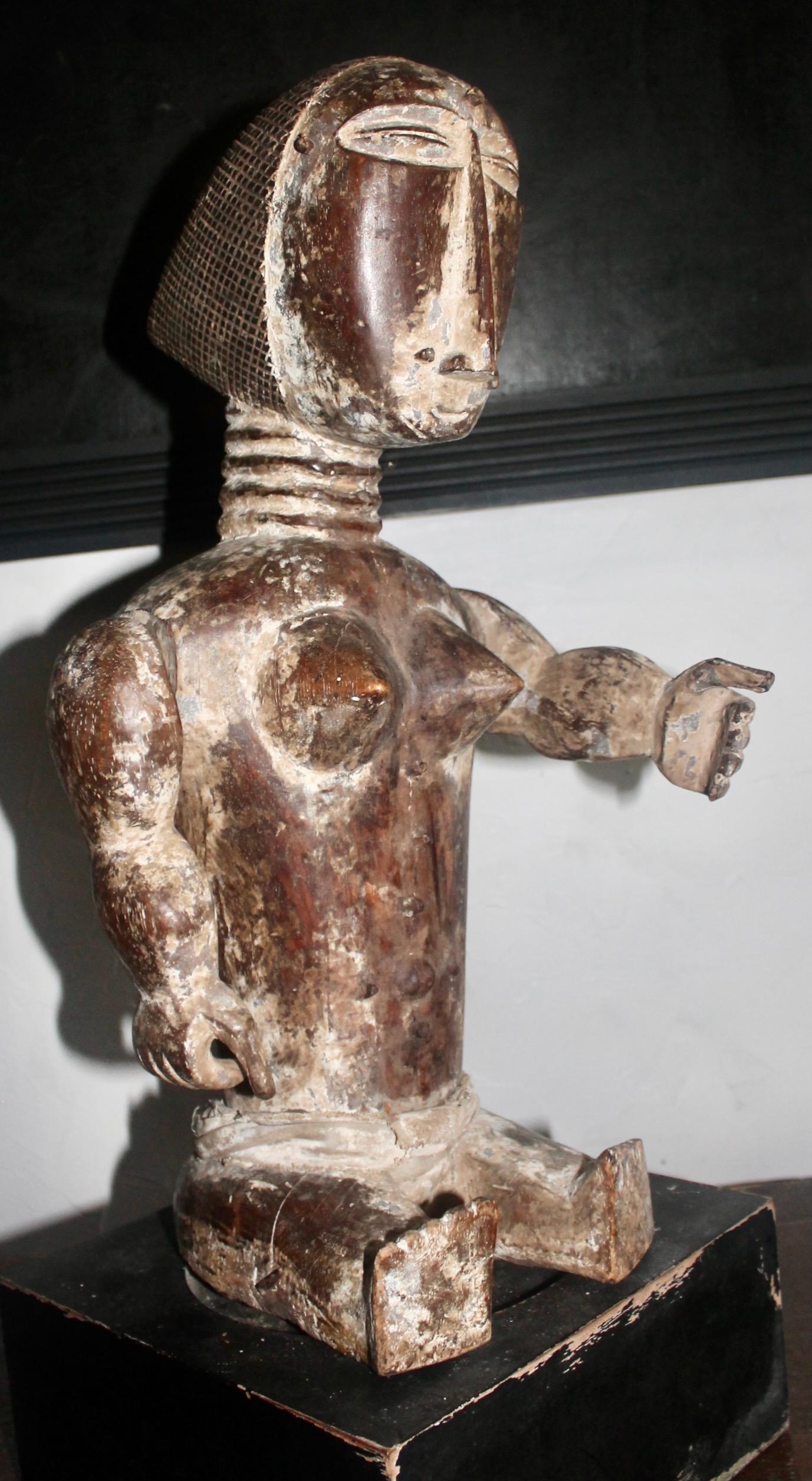 Figura sentada con brazos articulados. Restos de superficie de caolín.
se asienta sobre la base (base incluida). Una gran pieza impresionante con fuertes
juego