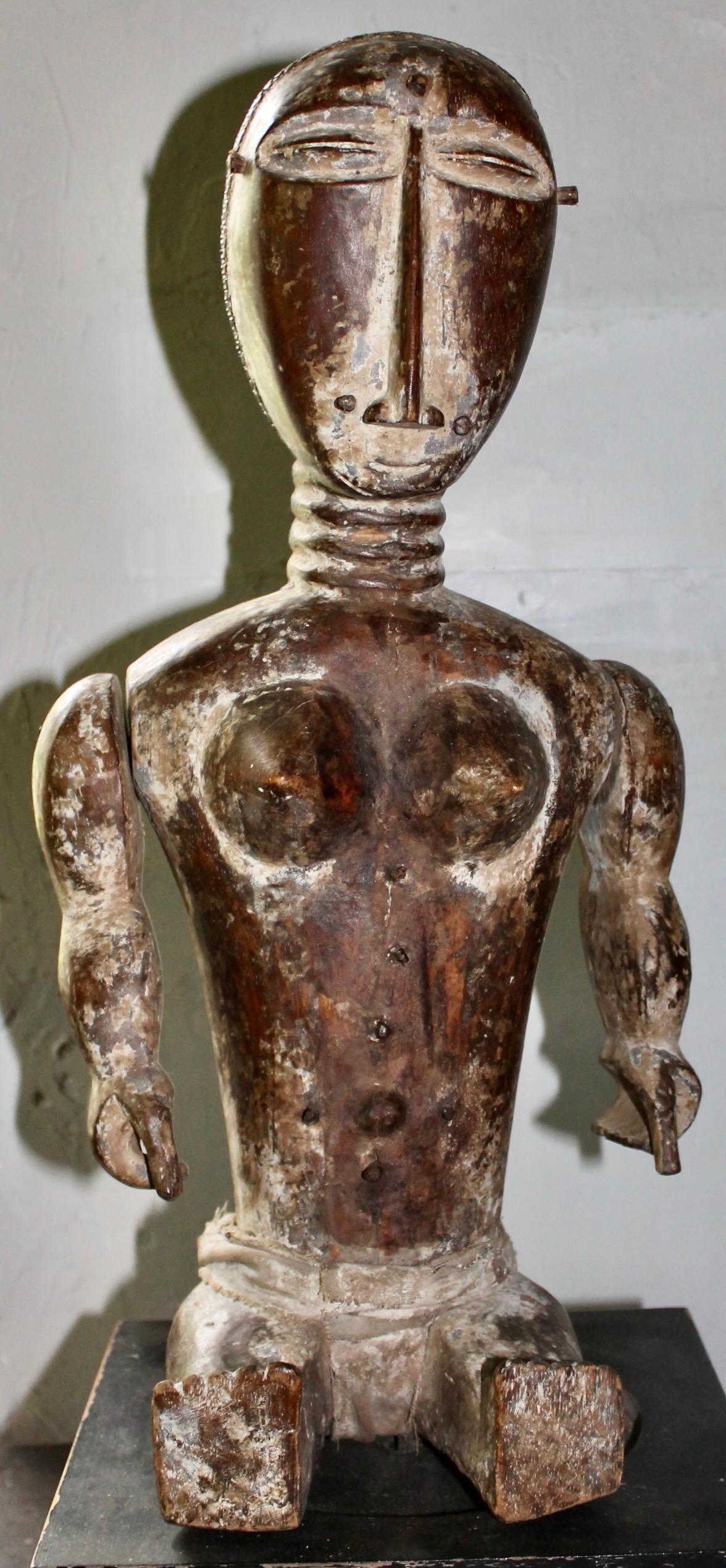 Figura Femenina Sentada Articulada Attie Tribal en venta