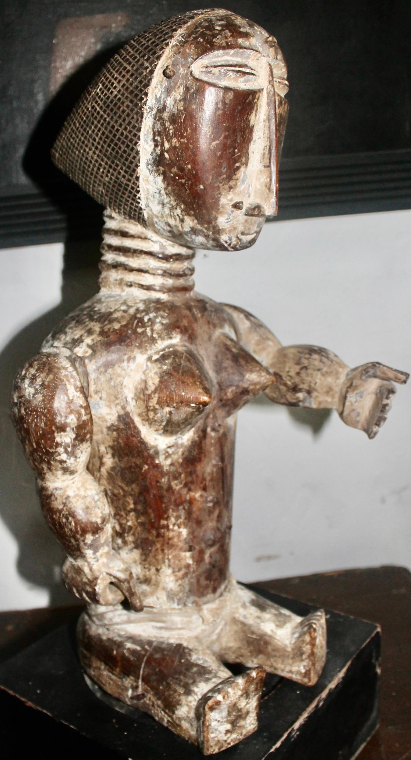 Figura Femenina Sentada Articulada Attie Africano en venta