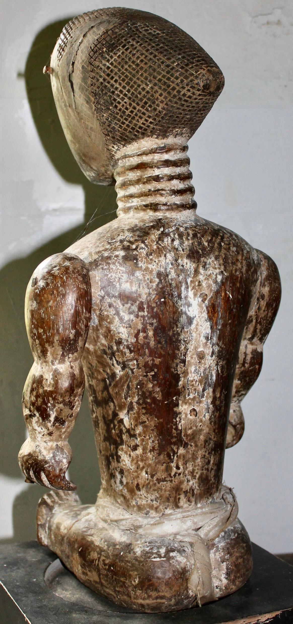 Figura Femenina Sentada Articulada Attie siglo XX en venta