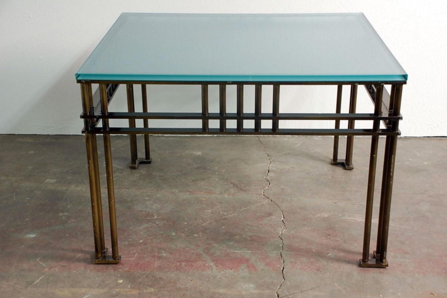 Table Attila de Jean-Michel Wilmotte. Des proportions intéressantes. Une grande table basse ou une table centrale basse. Référencé et documenté.