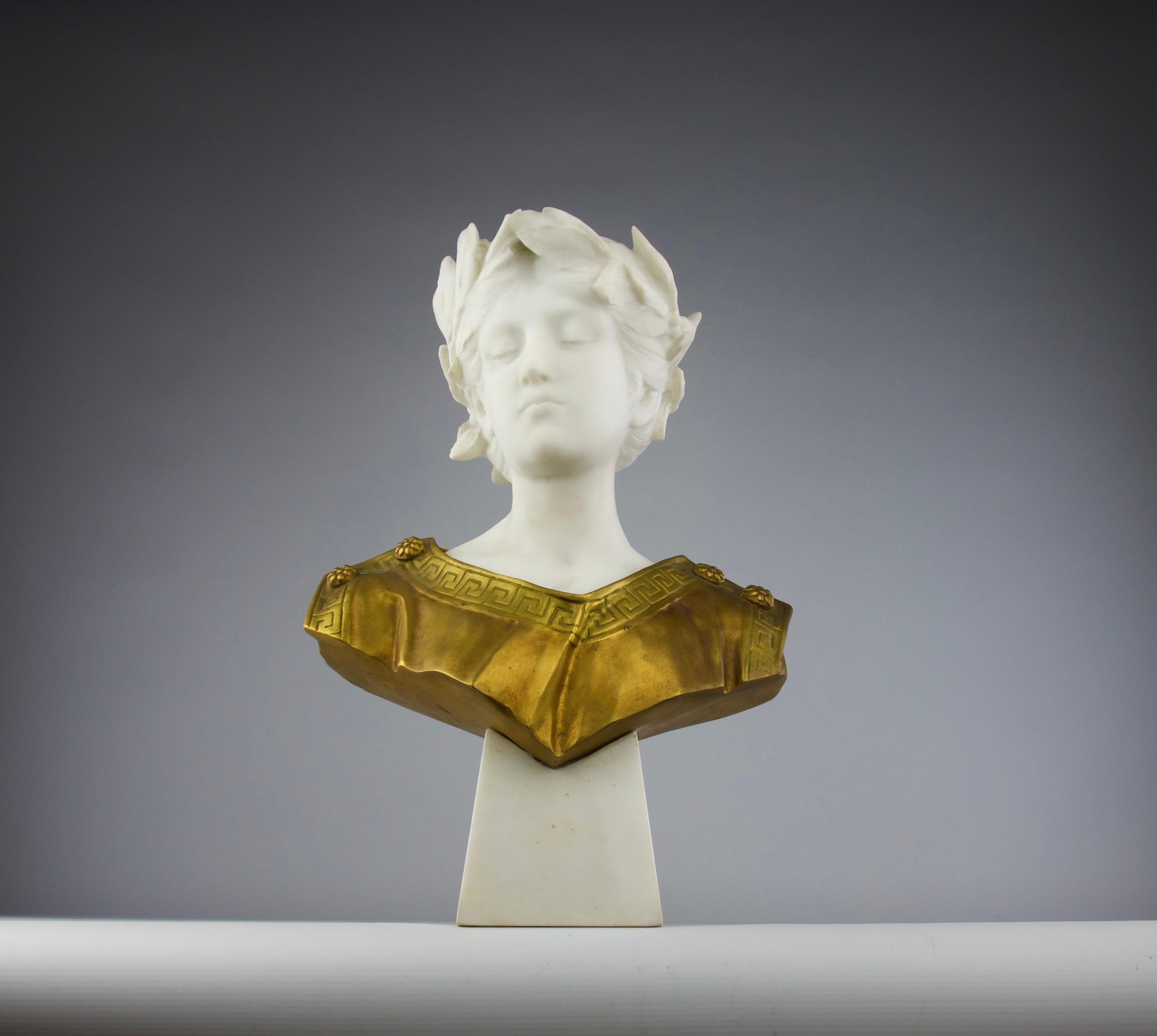 Superbe buste en marbre et bronze doré représentant un jeune empereur avec sa robe et sa couronne de laurier. Italie début du 20ème siècle, de style romantique. 

Signé A. Fagioli.

Dimensions en cm ( H x L x l ) : 42 x 28 x 20,5

Expédition