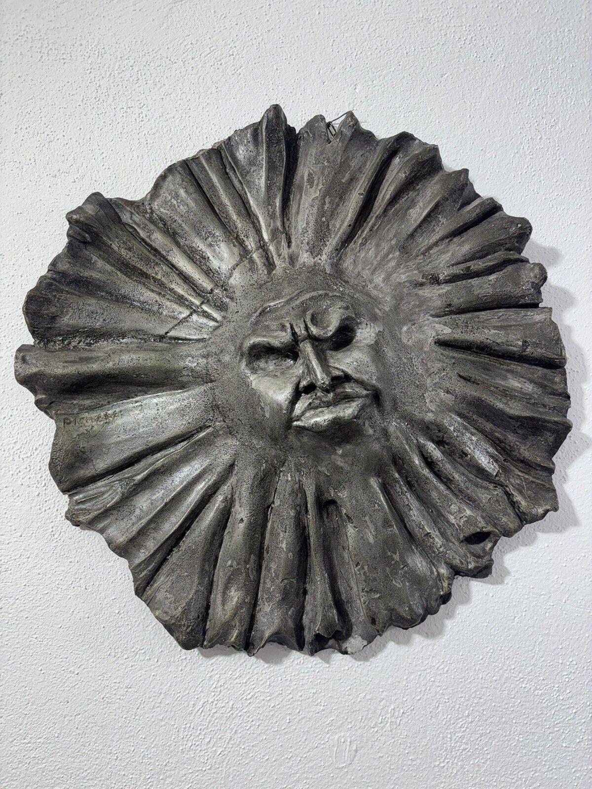 Attilio Pierelli Scultura Volto Mid-Century Design Art 1960's.

Meravigliosa era rarissima scultura firmata Pierelli. Realizzata in un materiale molto simile alla resina. in ottime condizioni condizioni conservative, non vi è alcun difetto estetico