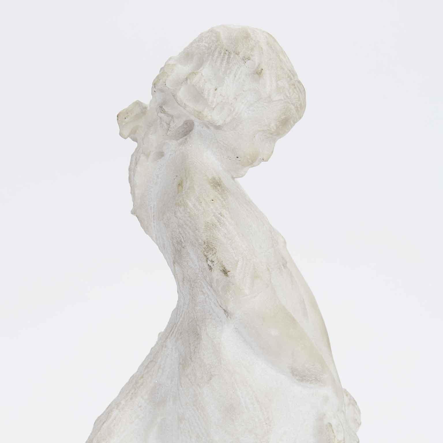 Mädchen in weißem Marmor Italienische 1920er Jahre Art Deco Skulptur von Prendoni Attilio (Art déco), Sculpture, von Attilio Prendoni