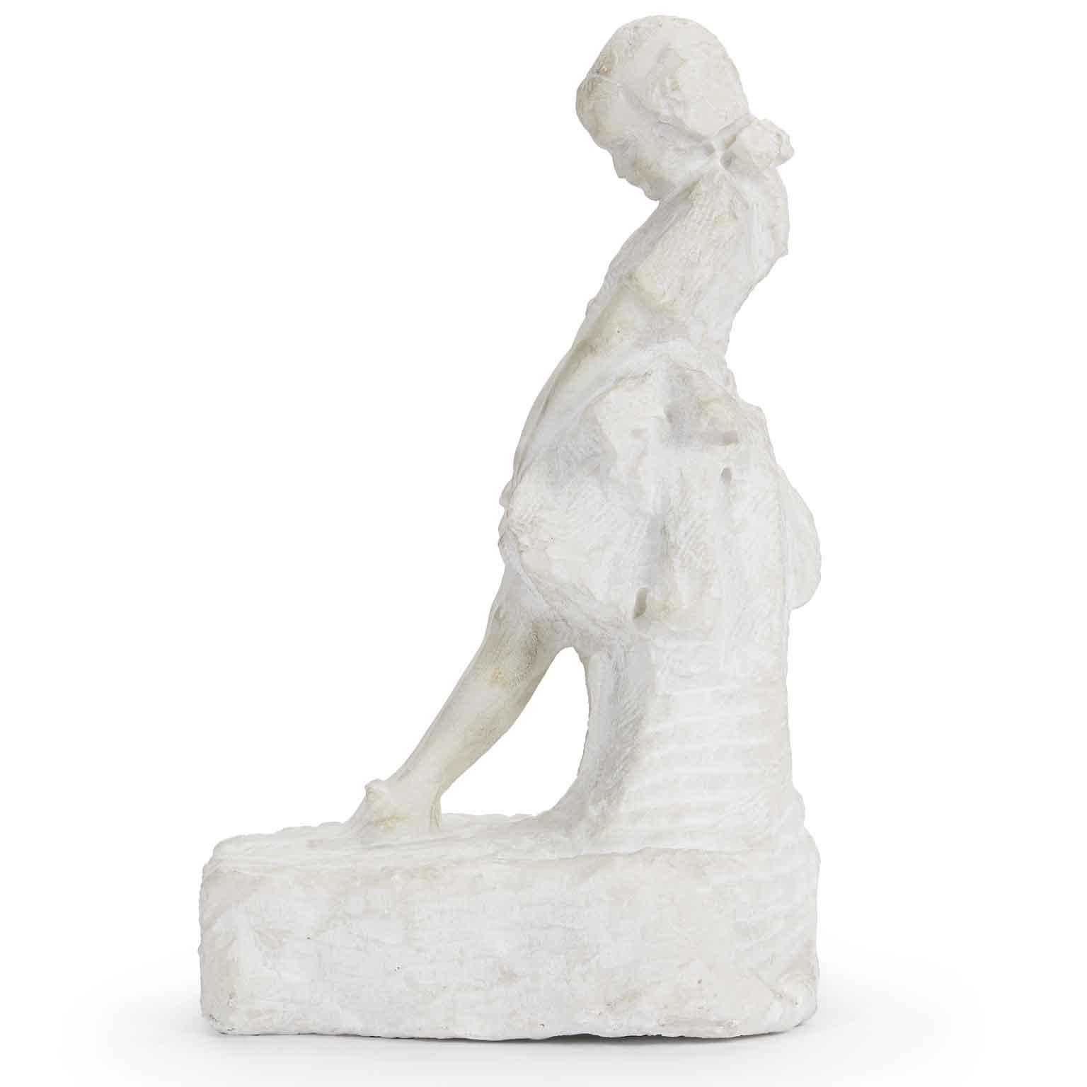Prendoni Attilio Skulptur eines Mädchens aus weißem Carrara-Marmor, signiert auf dem profilierten Sockel, zeigt ein junges Mädchen mit hochgestecktem Haar, ein Mädchen mit schüchterner Haltung, wie ihr gesenkter Kopf andeutet, den Blick auf ihre