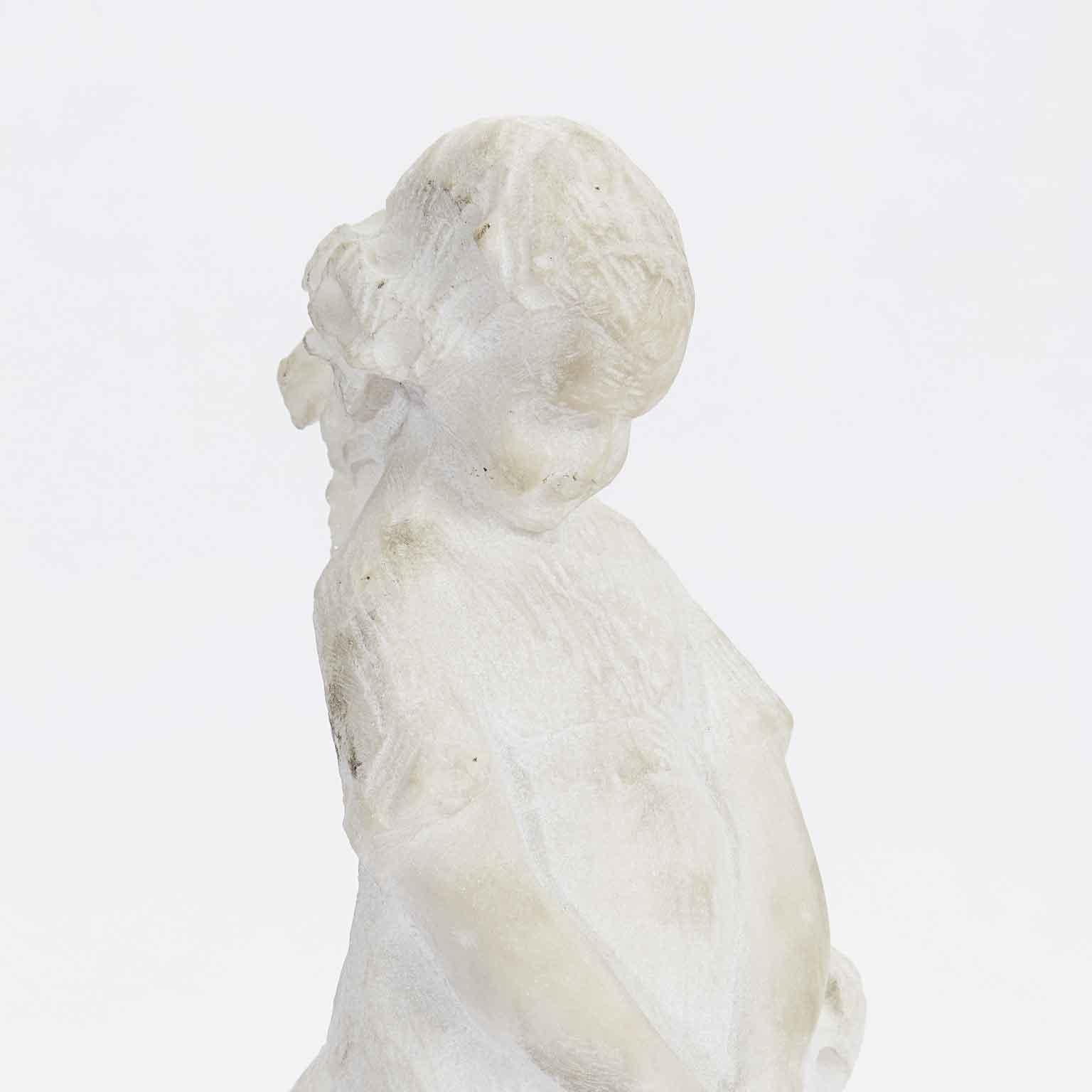 Mädchen in weißem Marmor Italienische 1920er Jahre Art Deco Skulptur von Prendoni Attilio im Angebot 4