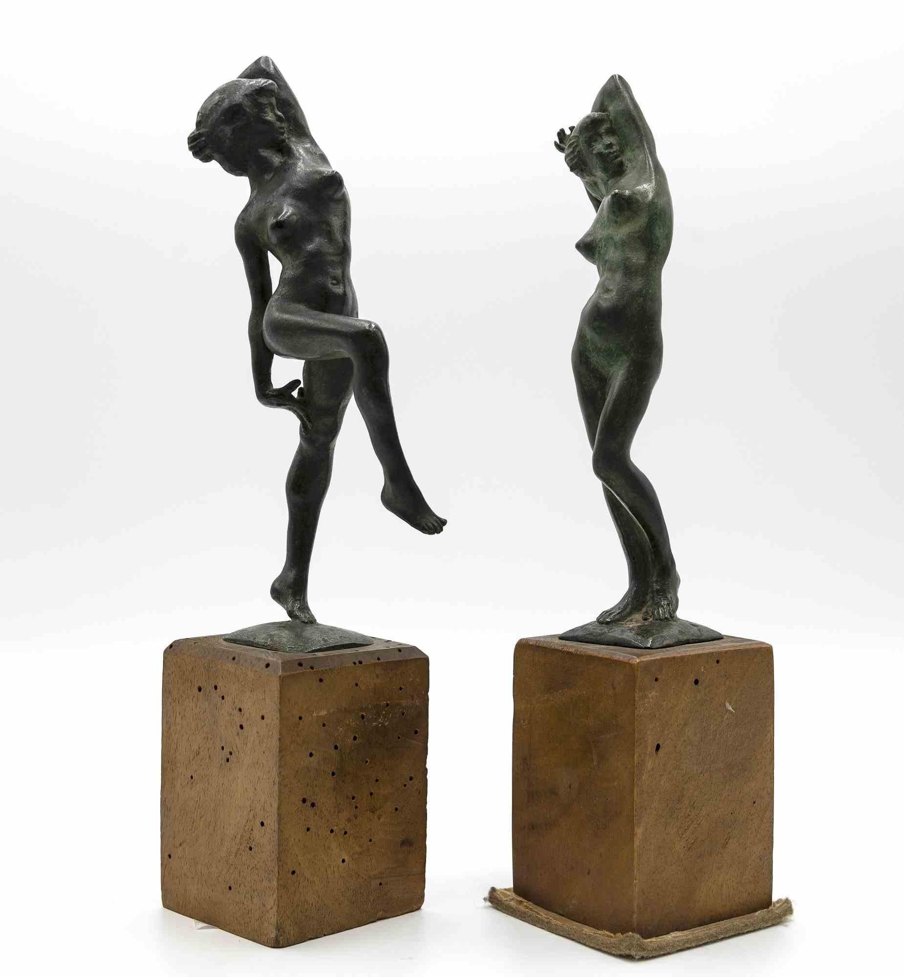 Bronze sculpture with green glaze and wooden base by the Italian sculpture Attilio Torresini (1884-1961).

Early 20th century.

Signed on rear: A. Torresini.

A pair of bronze sculpture of two nude girls.

Wooden base.