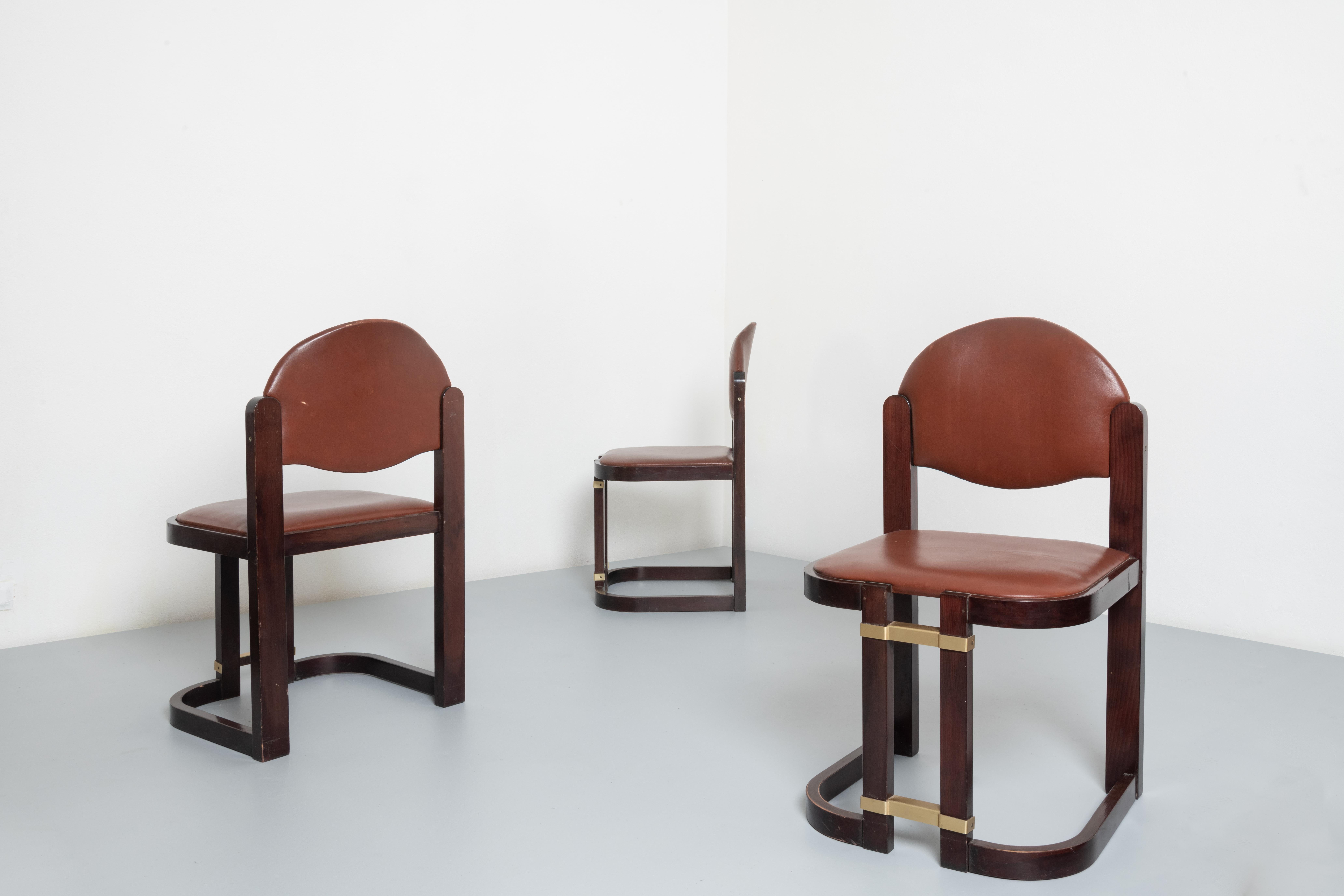 EN - This set of chairs attributed to Augusto Savini are of decorative taste. They are well suited to a dining room, kitchen or study. They have warm tones and a bold shape. It is a model with a rounded backrest, very much in vogue in the 1970s and