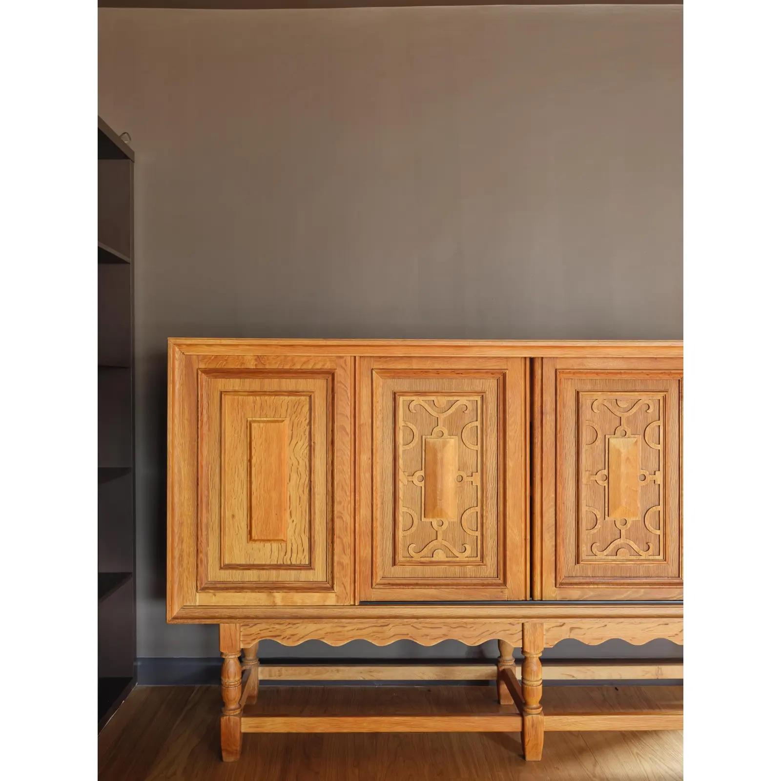 Exquis buffet haut attribué à Henning (Henry) Kjaernulf ; avec un tablier festonné et une moulure de panneau en relief, avec des sculptures à volutes et des formes de coussins pyramidaux sur les portes centrales. Danemark, c. 1960-1970.