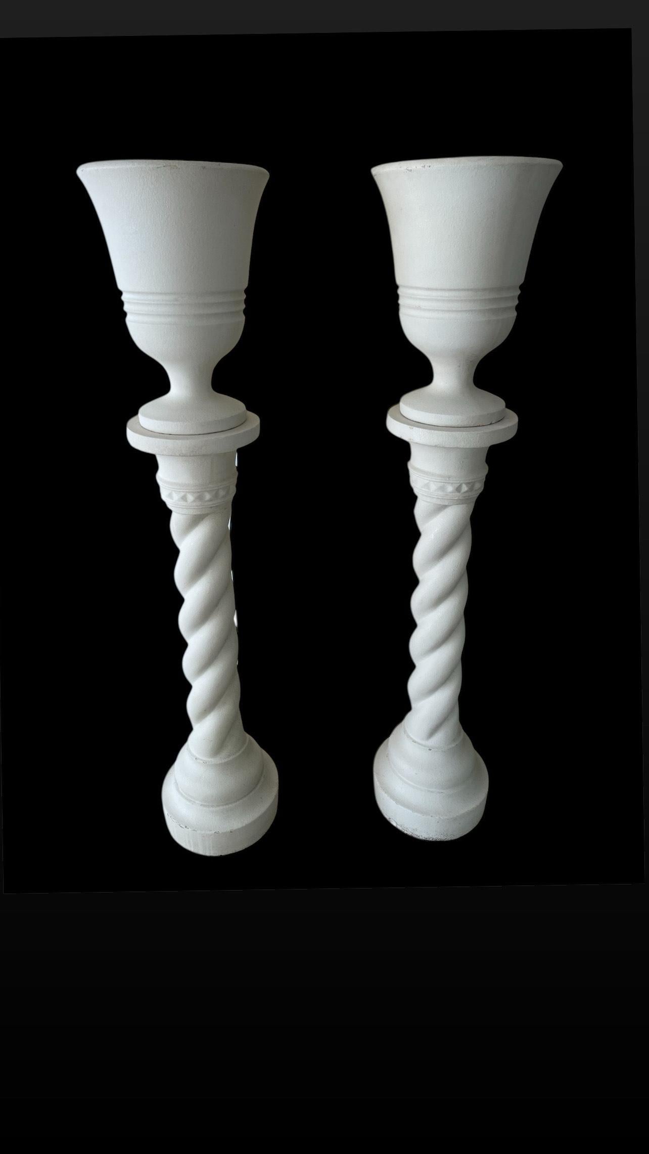 Jean Charles Moreux (1889-1956), architecte et designer français, est connu pour ses meubles et objets décoratifs de style néo-baroque, surréaliste et moderne, réalisés principalement en plâtre. Les colonnes de plâtre occupent une place particulière