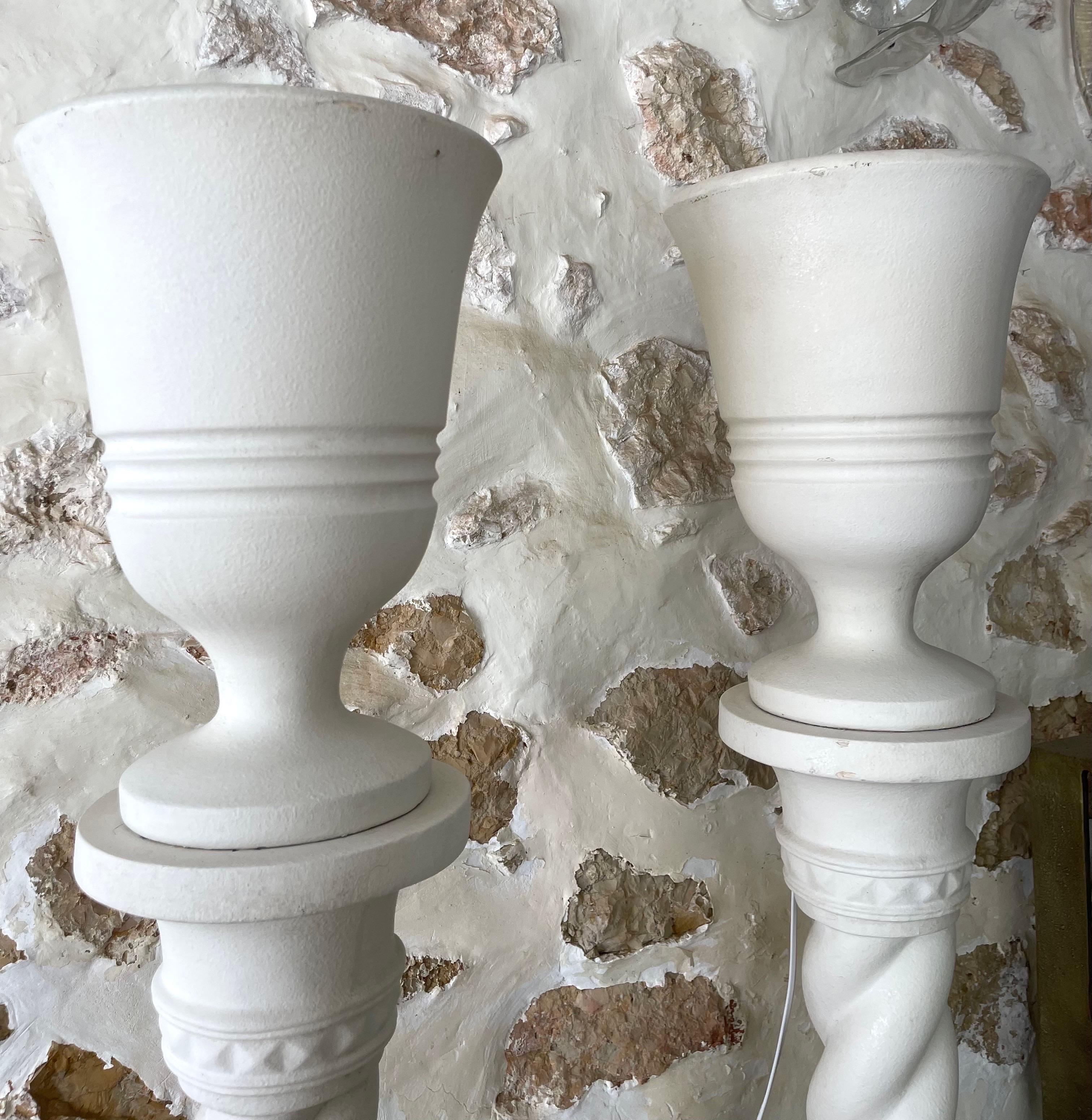 Milieu du XXe siècle A.C. Moreux Paire de colonnes en plâtre et de bassins illuminés, France, années 1940 en vente