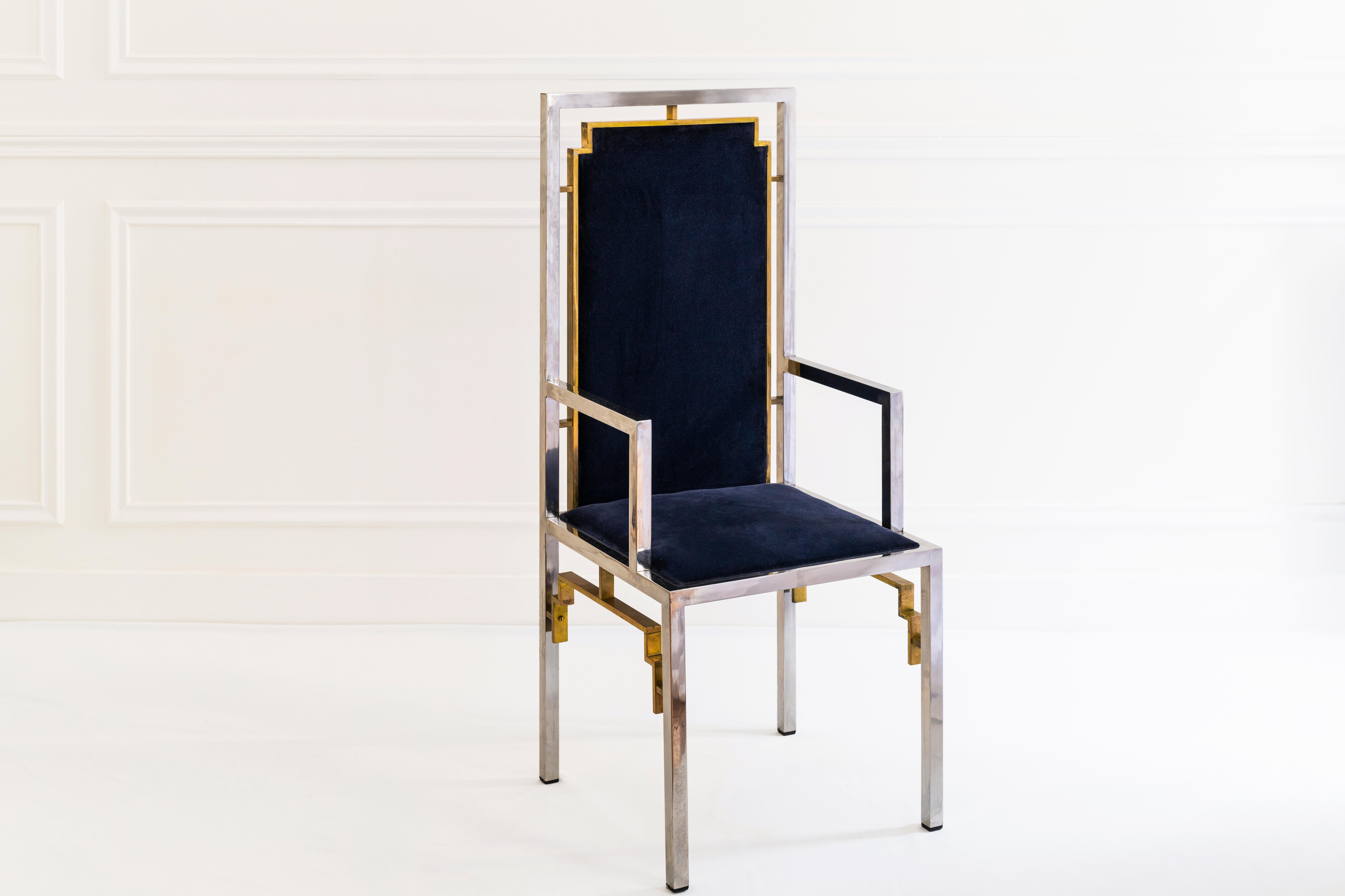 Impresionante ejemplo de diseño italiano, este sillón Romeo Rega de 1970 destila lujo y sofisticación. Fabricada con una estructura de metal cromado y dorado, la silla muestra la estética geométrica característica de Rega, que combina el modernismo
