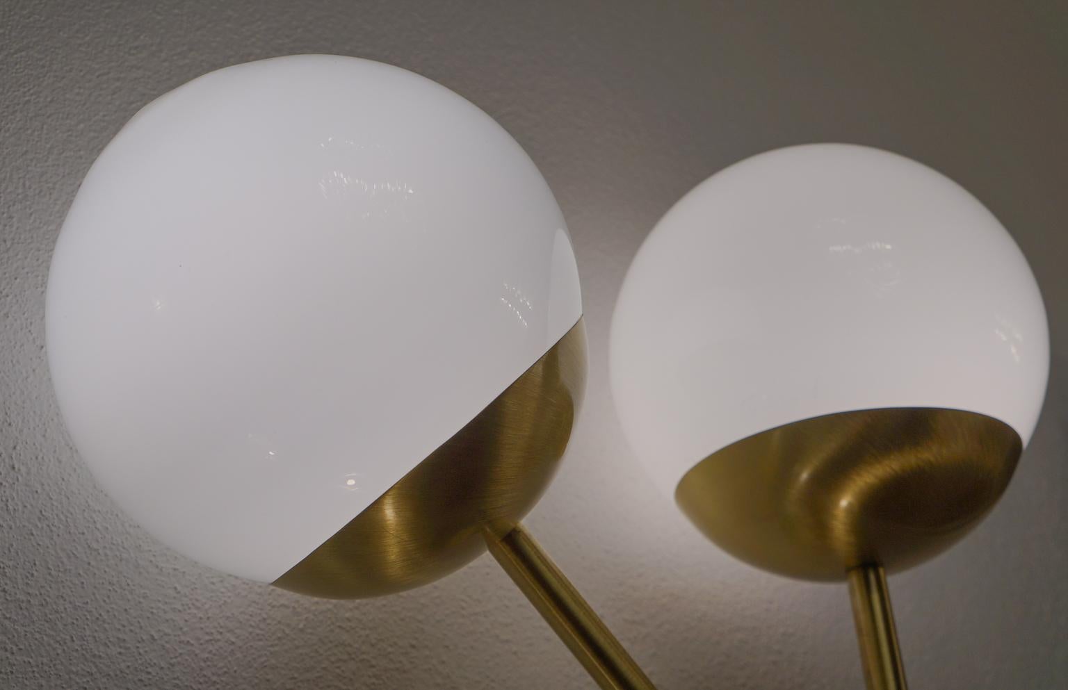 Attributed Stilnovo Mid-Century Modern White Pair of Murano Glass Wall Sconces For Sale 5