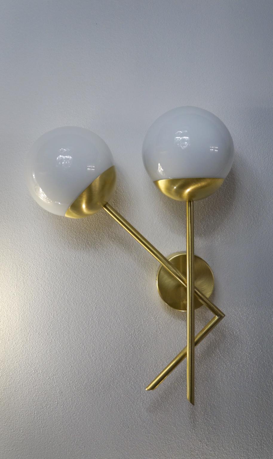 Attributed Stilnovo Mid-Century Modern White Pair of Murano Glass Wall Sconces For Sale 8