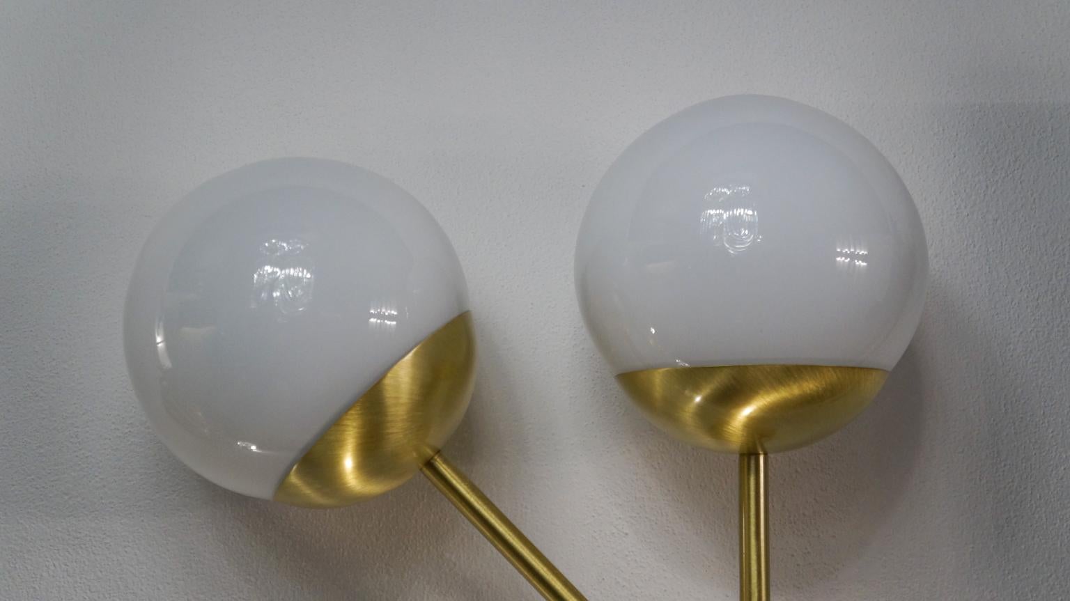 Attributed Stilnovo Mid-Century Modern White Pair of Murano Glass Wall Sconces For Sale 9