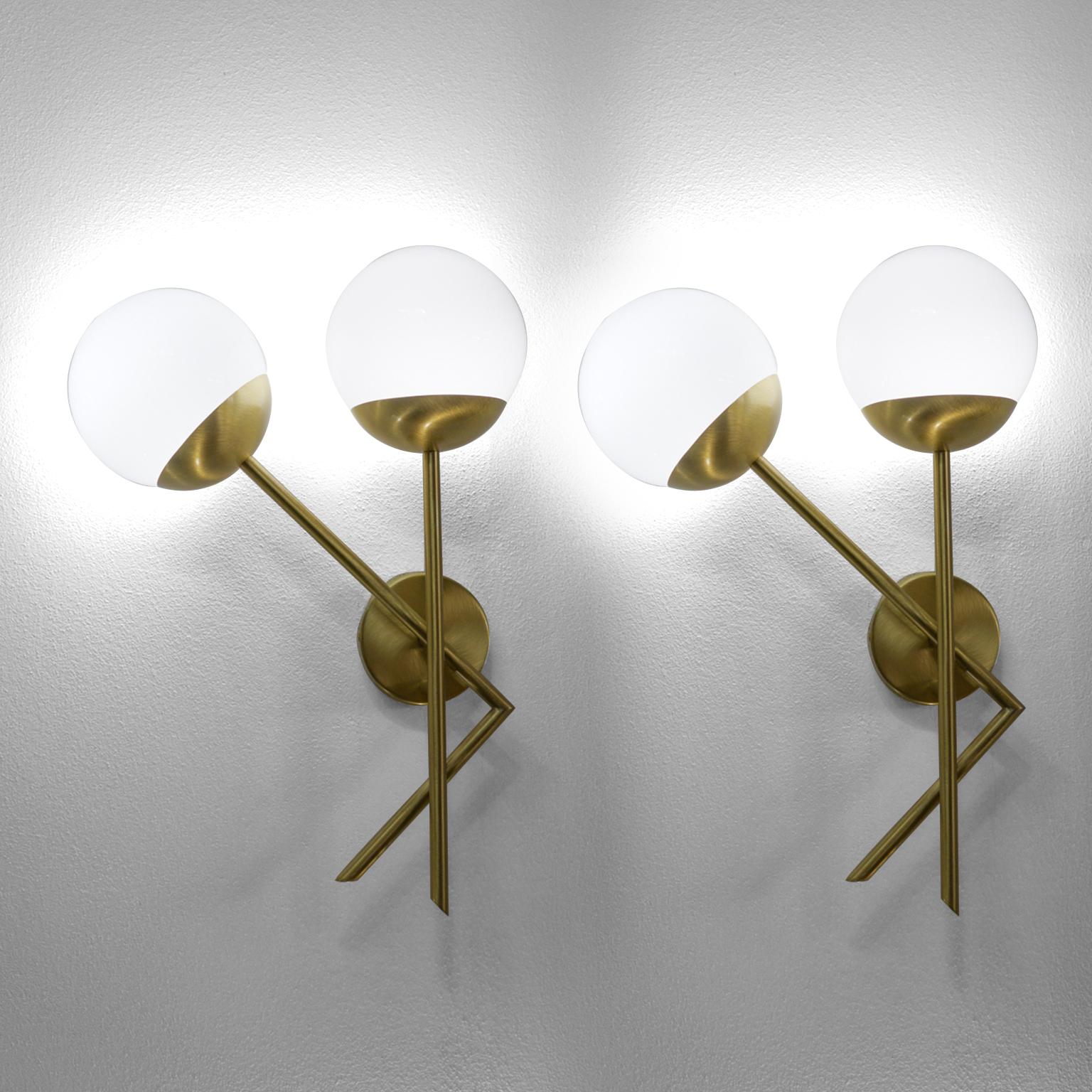 Attributed Stilnovo Mid-Century Modern White Pair of Murano Glass Wall Sconces For Sale 15