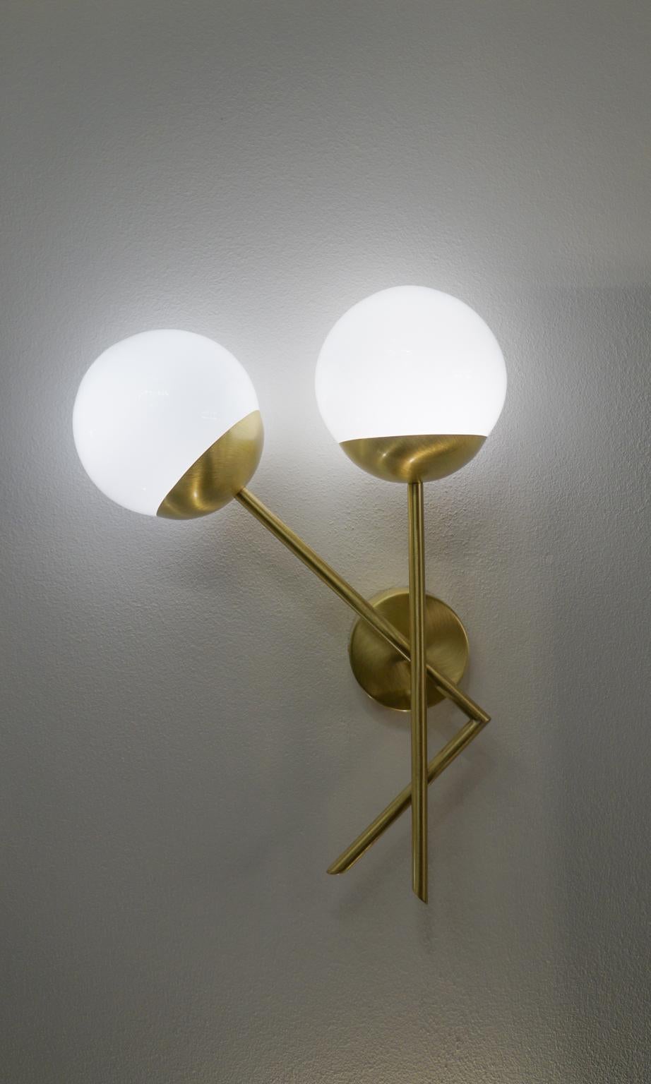 Attributed Stilnovo Mid-Century Modern White Pair of Murano Glass Wall Sconces For Sale 2