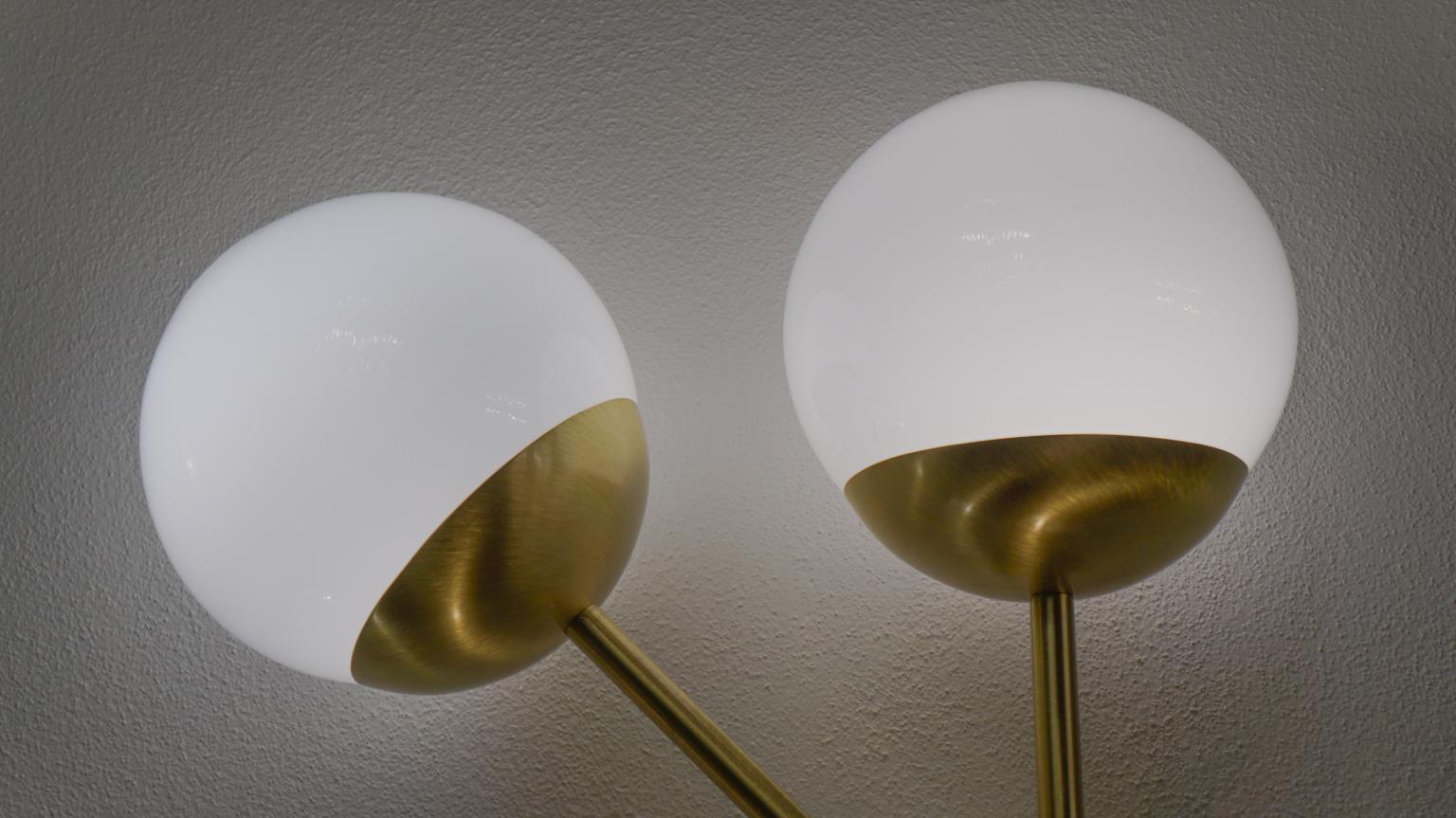 Attributed Stilnovo Mid-Century Modern White Pair of Murano Glass Wall Sconces For Sale 3