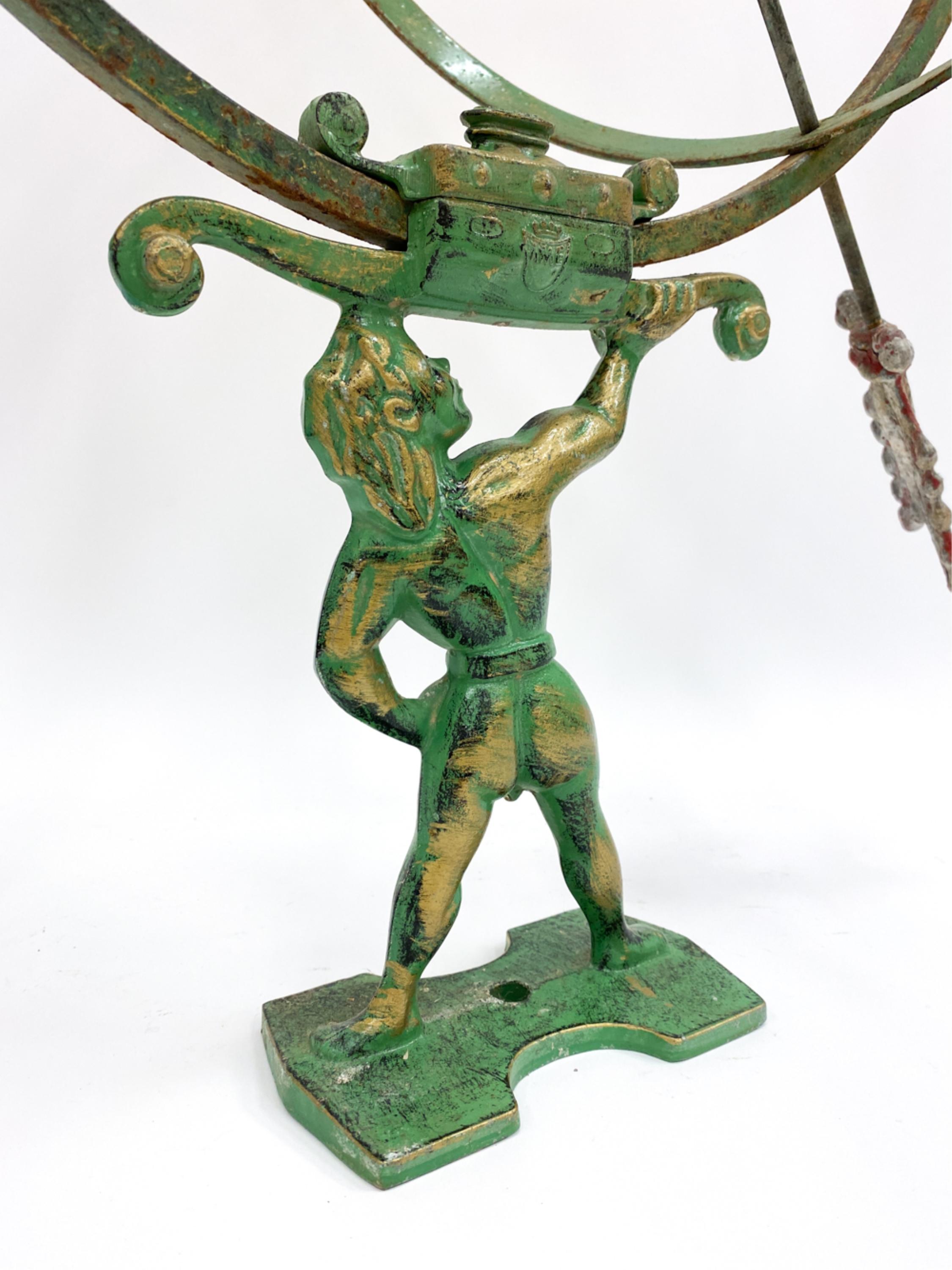 Presentiamo un'affascinante e scultorea meridiana in bronzo patinato, testimonianza dell'abilità dello scultore svedese Sune Rooth (1903-1981). Questo pezzo eccezionale trascende il semplice cronometraggio, incarnando una narrazione potente e