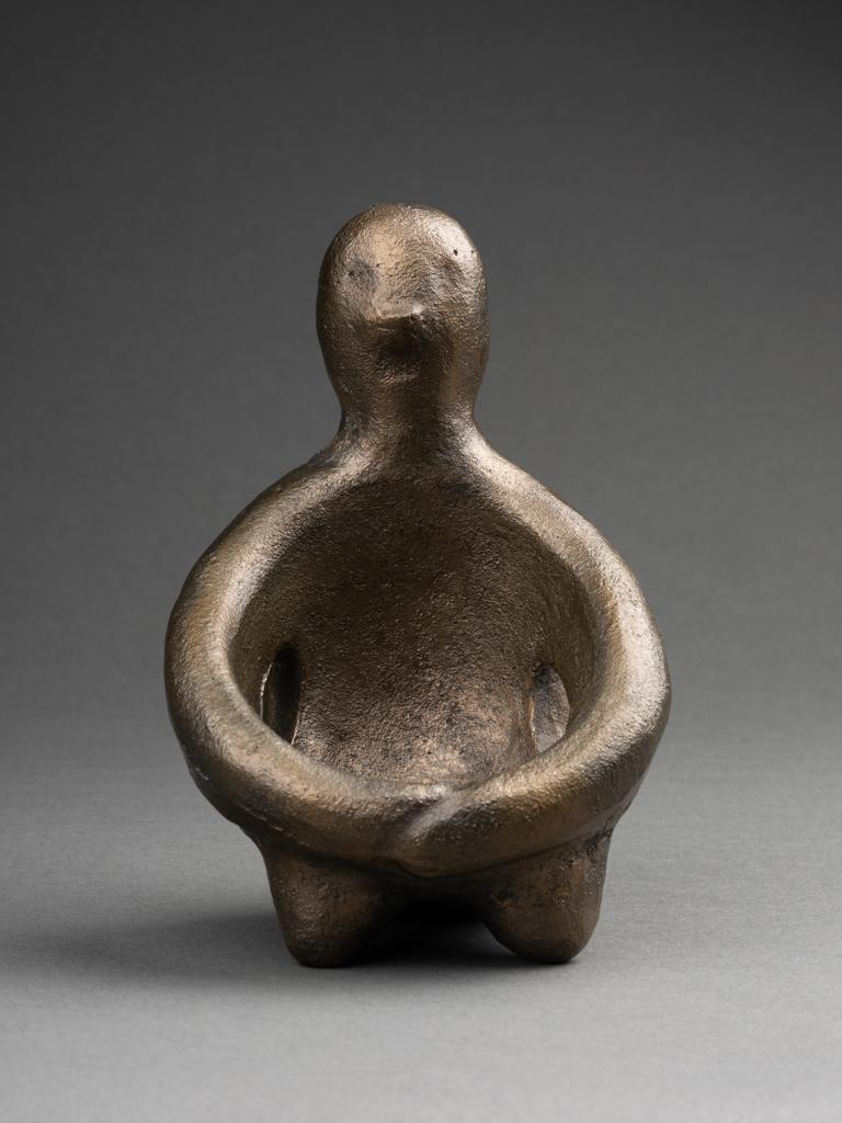 Piccolo svuotatasche in bronzo massiccio patinato che rappresenta una figura africanista seduta che invecchia un cesto

Altezza 12 x Larghezza 8,5 x Profondità 8 cm

Circa 1970

Buone condizioni