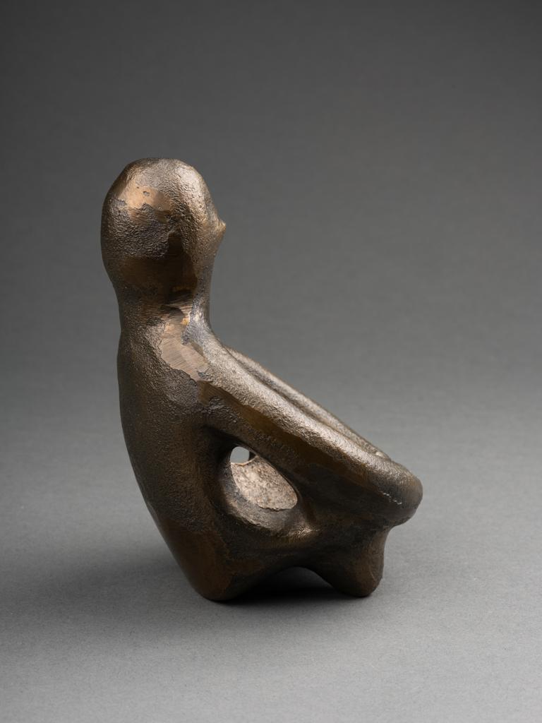 Mid-Century moderno Attr. a R. Scarpa:  Piccola scultura in bronzo massiccio di una figura seduta in vendita