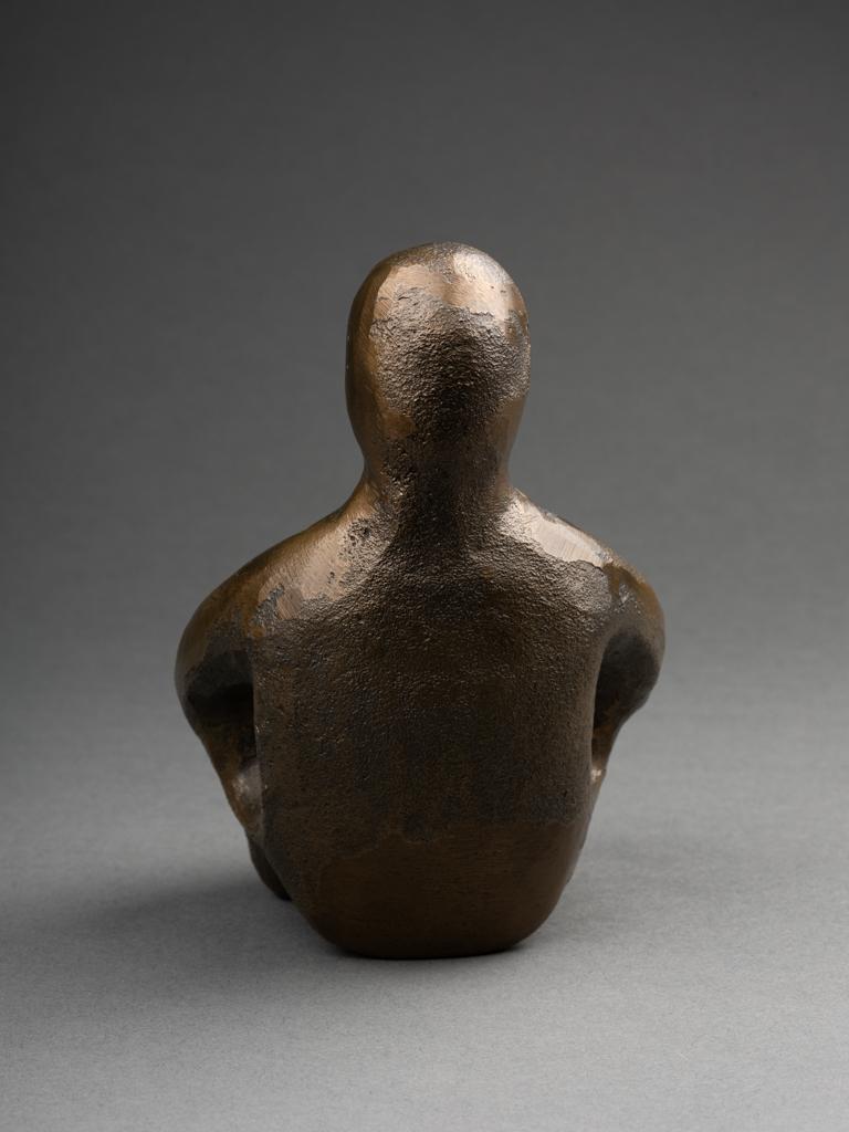 Francese Attr. a R. Scarpa:  Piccola scultura in bronzo massiccio di una figura seduta in vendita