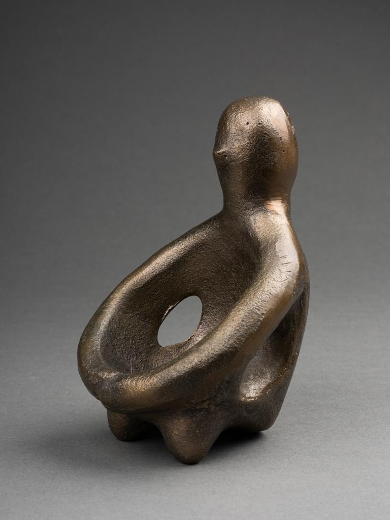 Patinato Attr. a R. Scarpa:  Piccola scultura in bronzo massiccio di una figura seduta in vendita