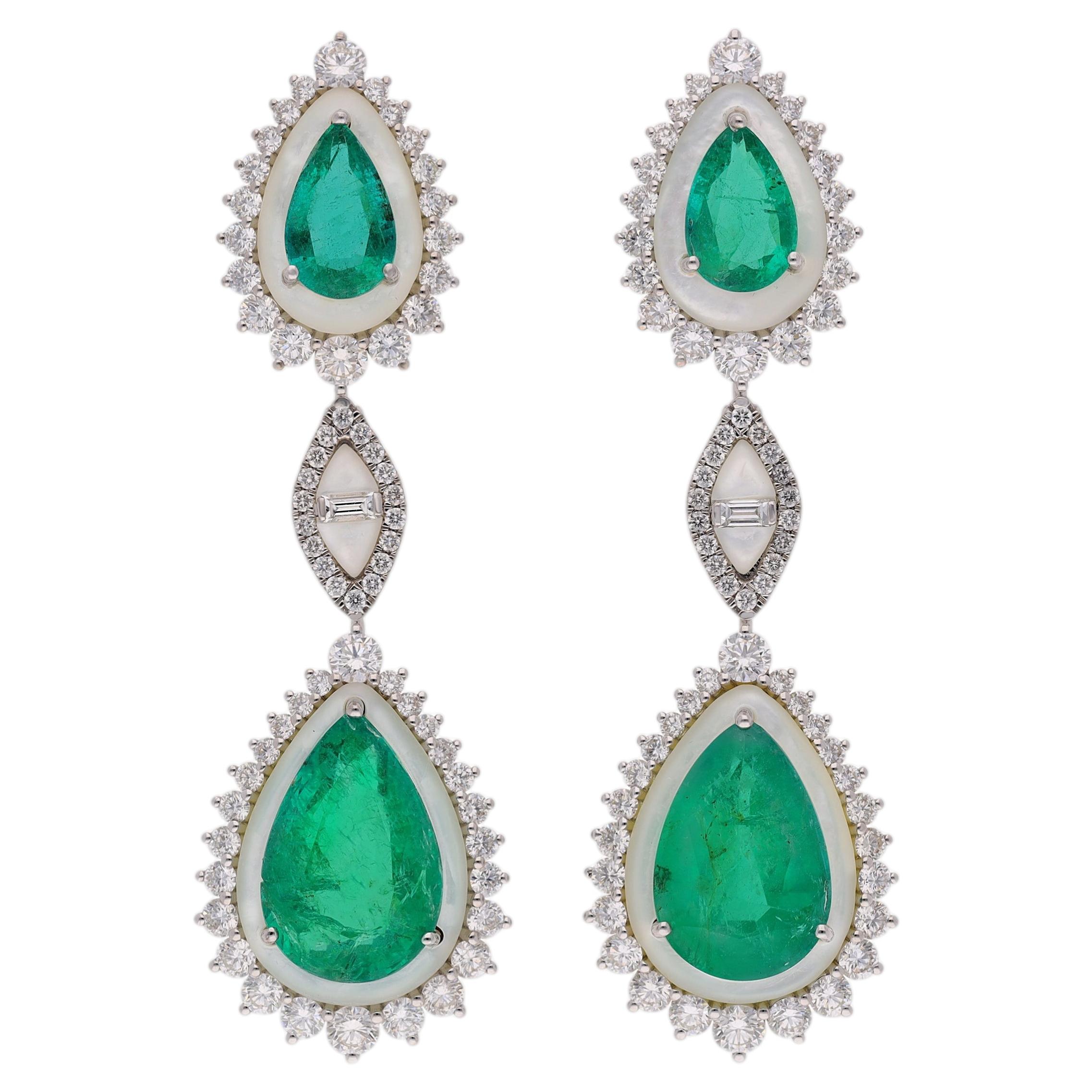Pendientes con esmeralda, nácar y diamantes en oro blanco de 18 quilates