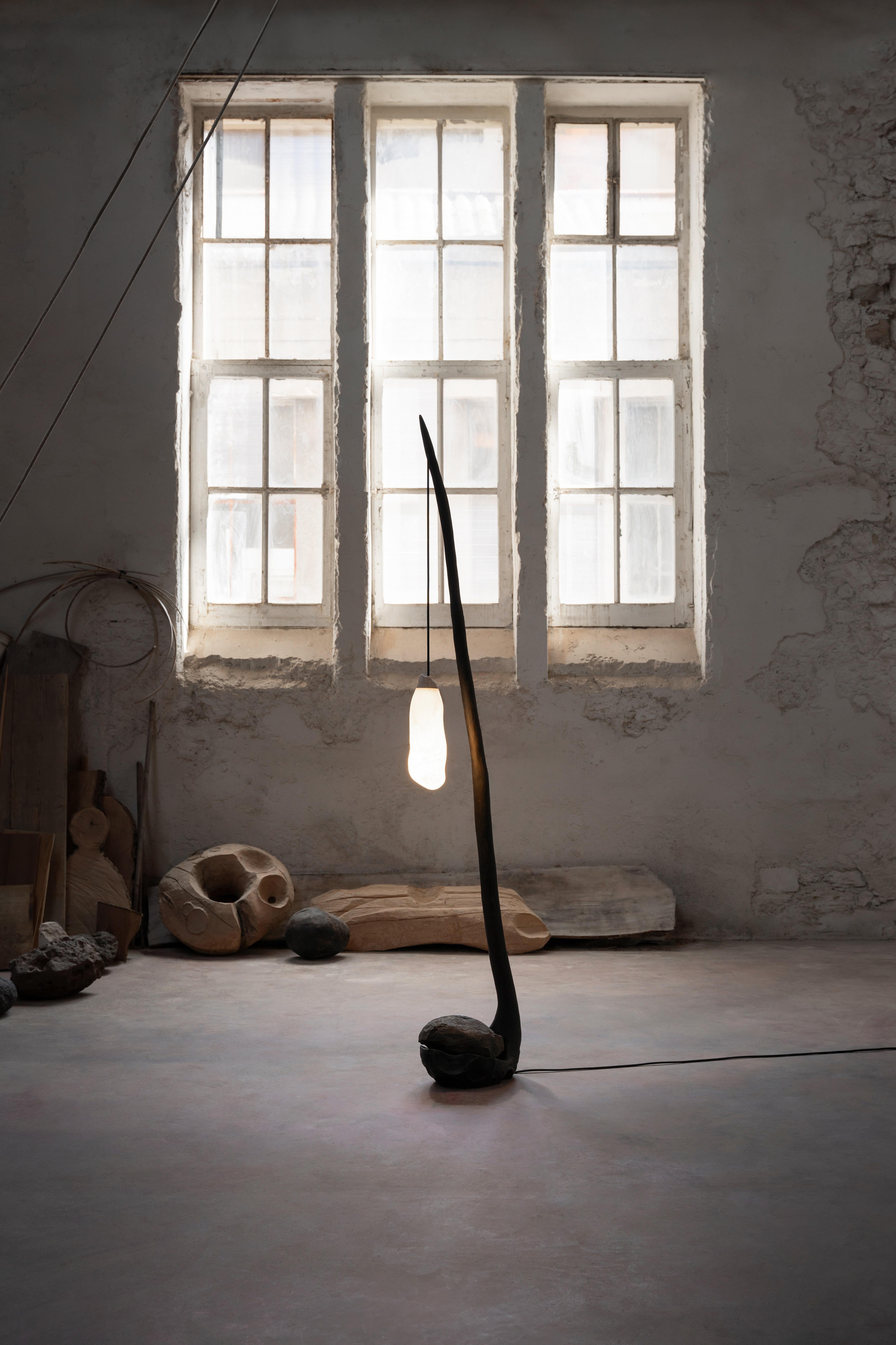 Attraction Celeste Stehleuchte von Jérôme Pereira 
Abmessungen: T 30 x B 45 x H 210 cm
MATERIALIEN: Eschenholz, geblasenes Glas, Vulkangestein.

Alle unsere Lampen können je nach Land verkabelt werden. Wenn es in die USA verkauft wird, wird es zum